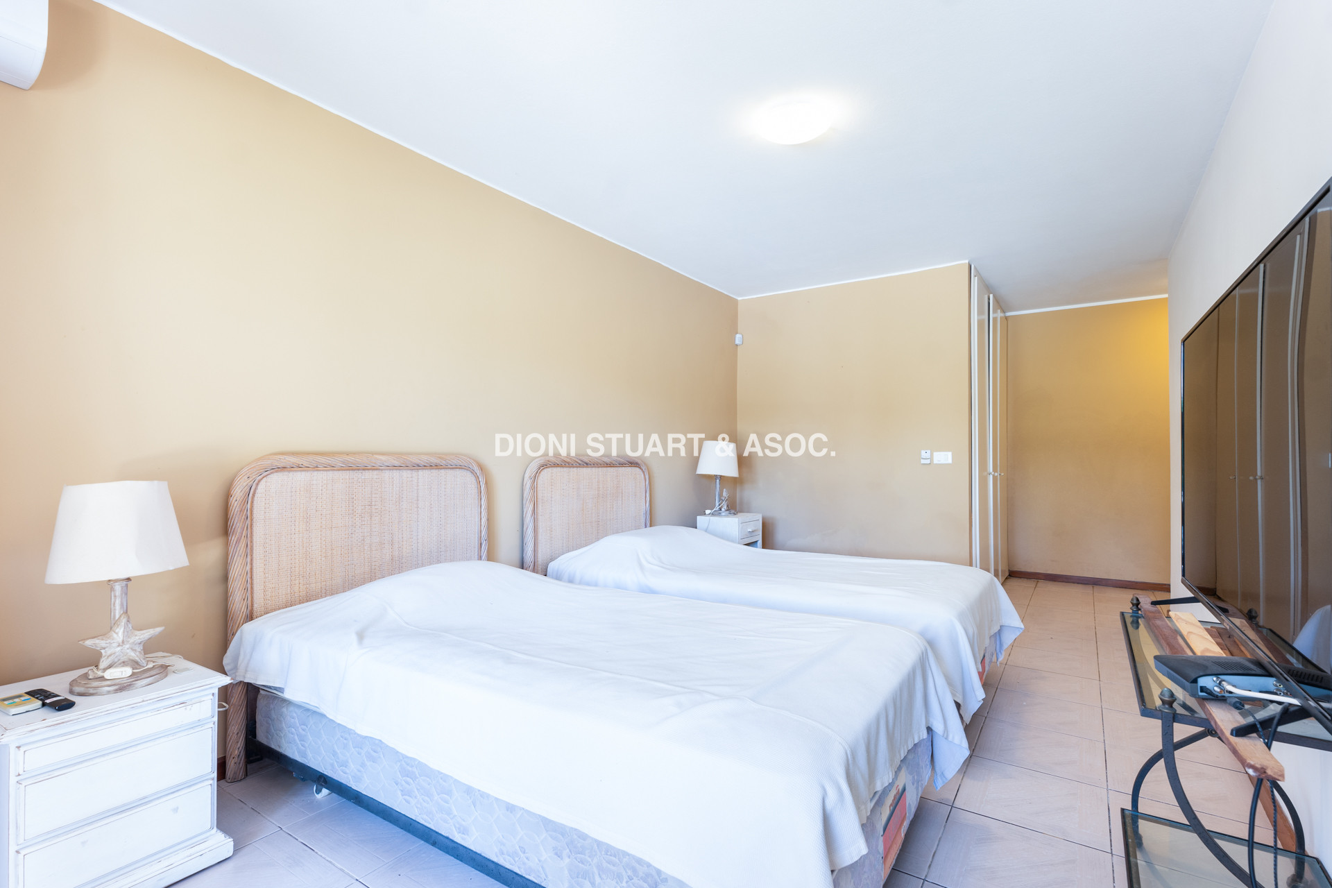 CASA EN VENTA EN  EL GOLF CON 4 DORMITORIOS EN SUITE + DEP. - BARBACOA Y SAUNA - INCREIBLE