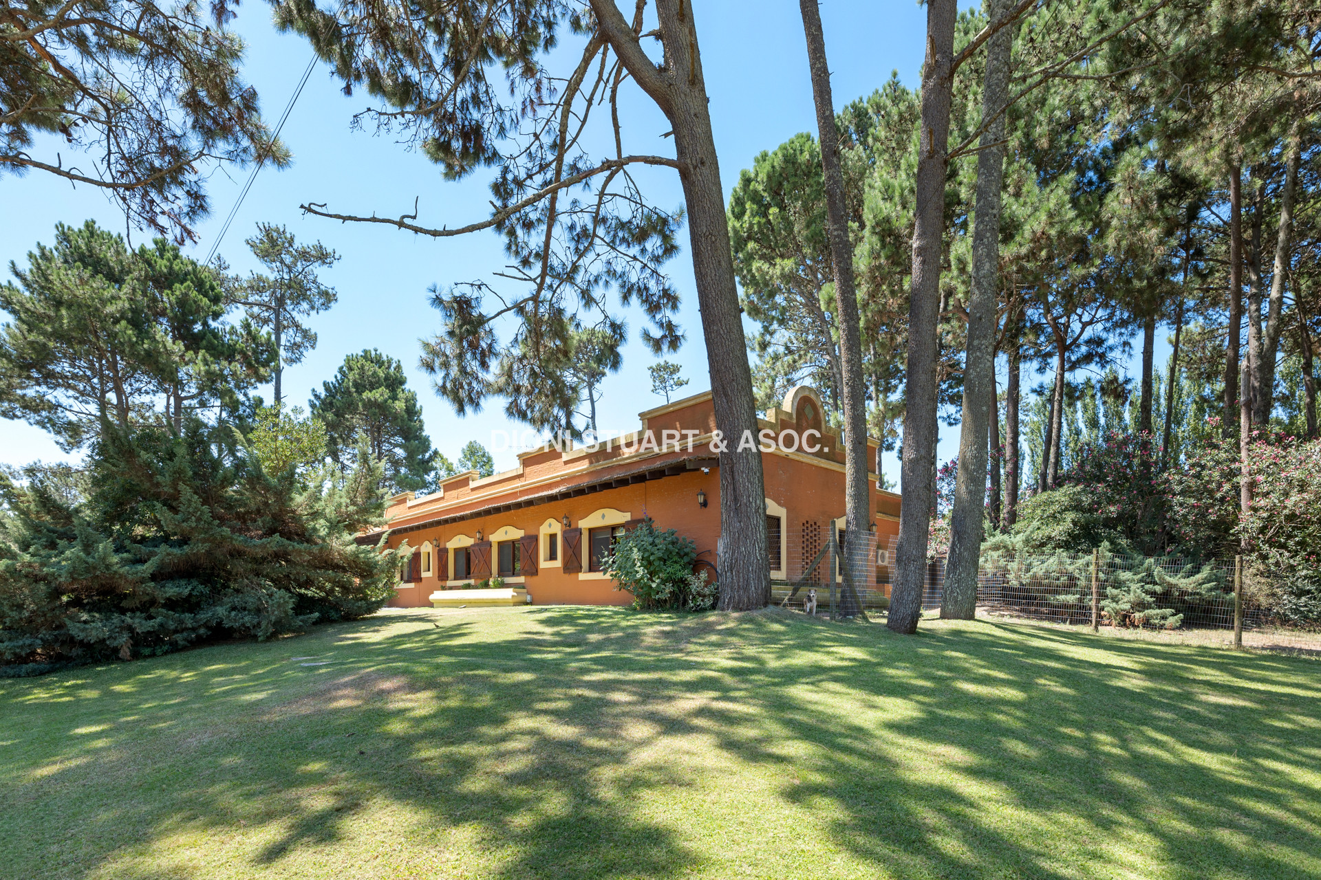 CASA EN PINARES EN VENTA 5 DORMITORIOS EN SUITE CON PISCINA