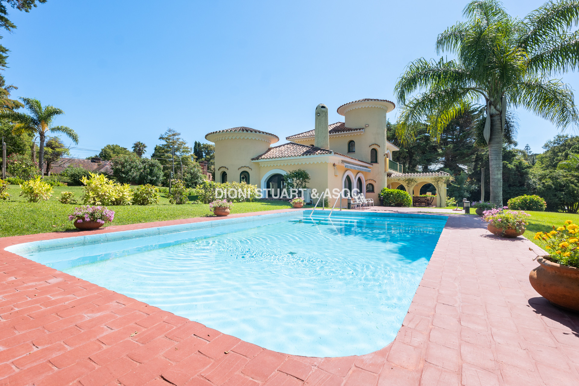 CASA EN ALQUILER ANUAL DE 3 DORMITORIOS EN SUTIE + DEP. CON PISCINA SAN RAFAEL - EL GOLF -