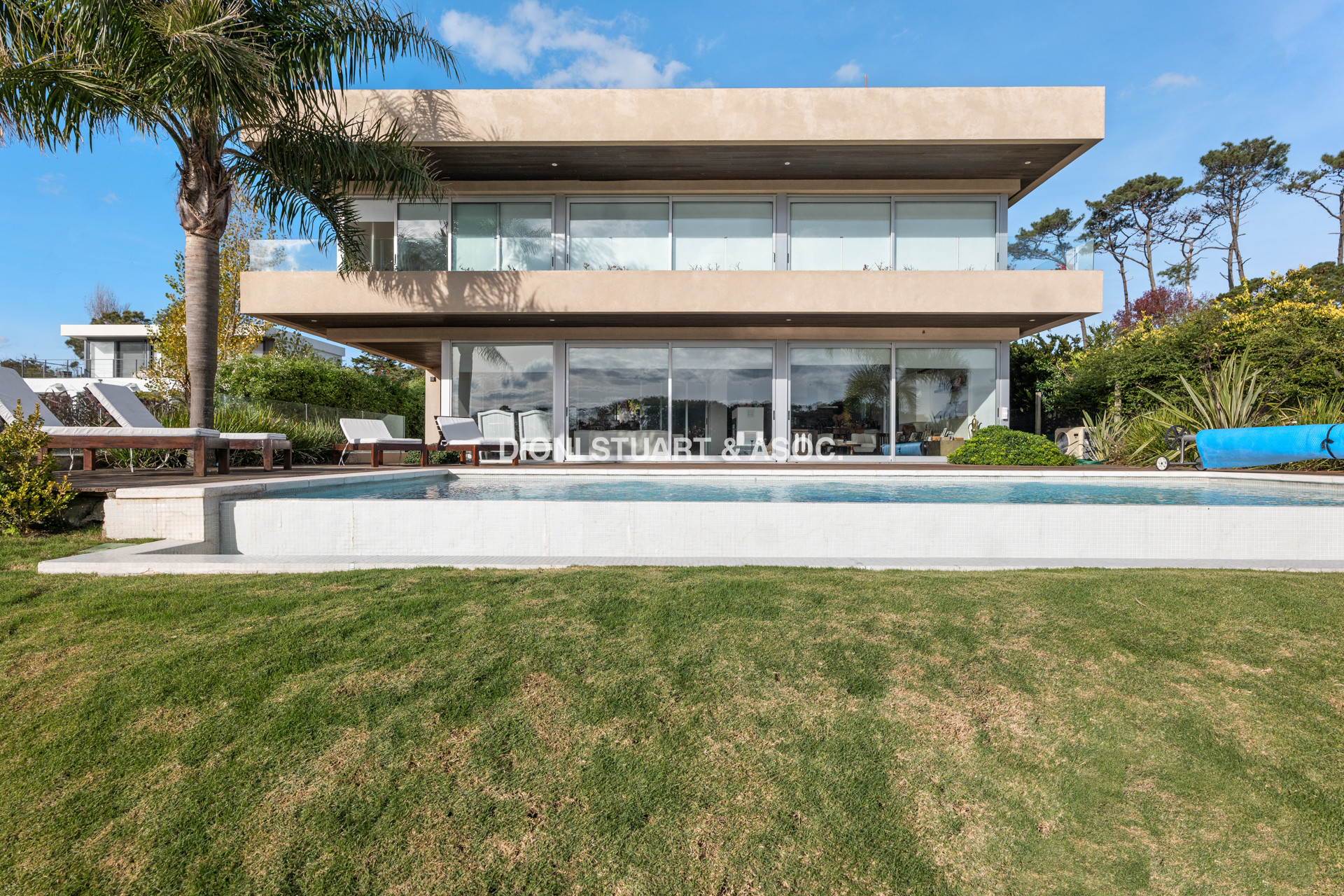MODERNA CASA EN VENTA FRENTE A LA LAGUNA DEL DIARIO