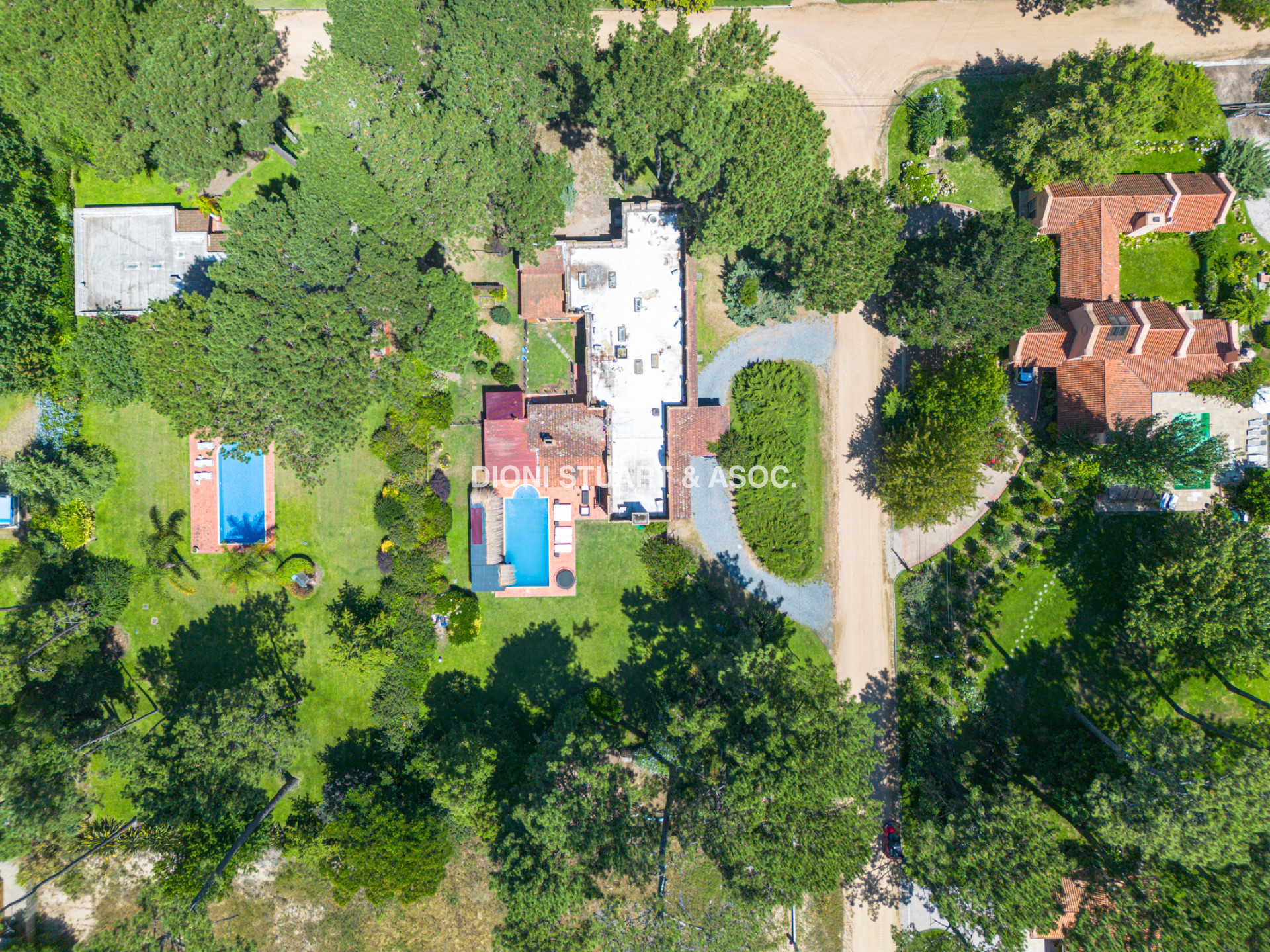CASA EN PINARES EN VENTA 5 DORMITORIOS EN SUITE CON PISCINA