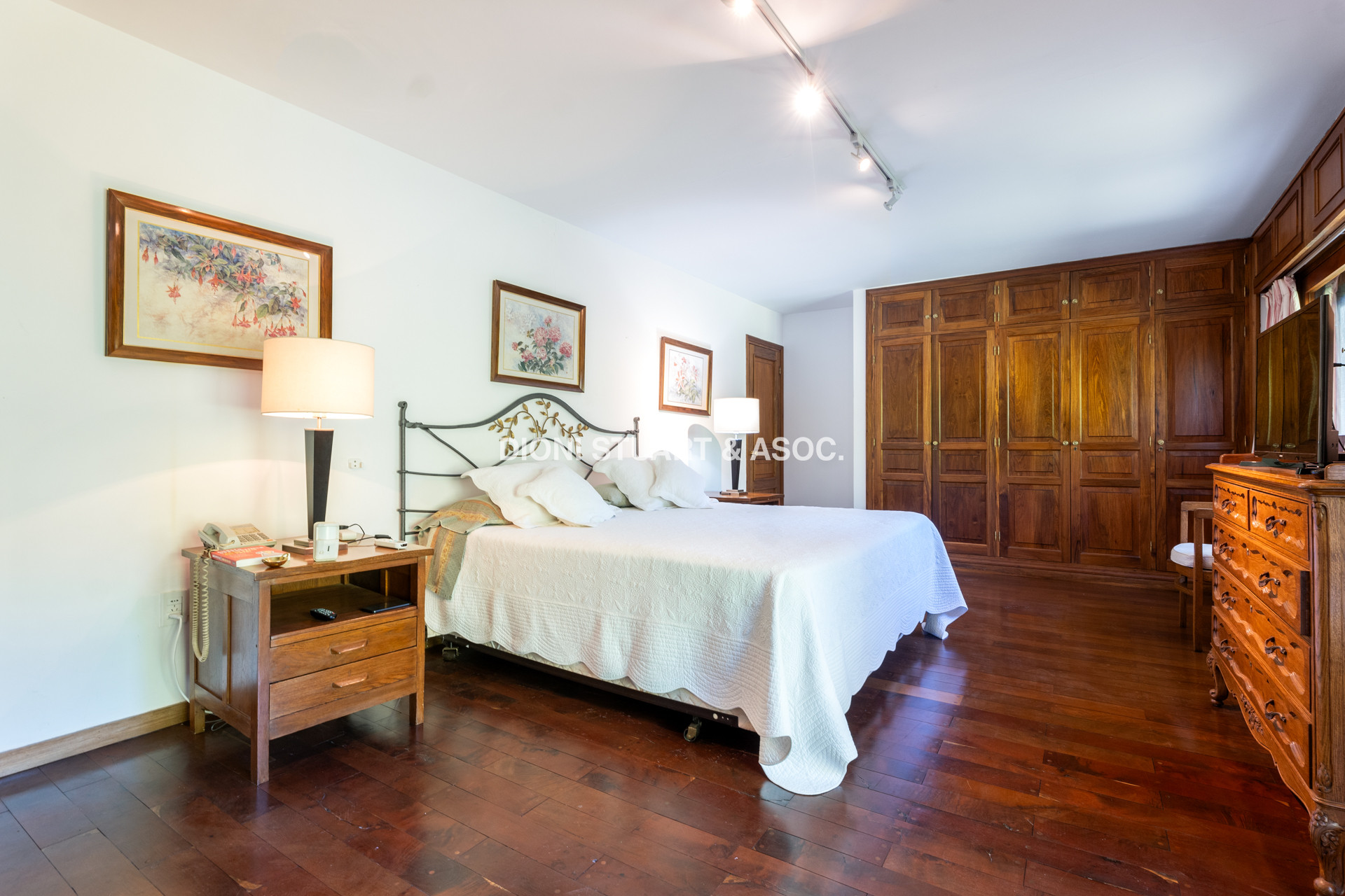 CASA EN VENTA EN PINARES - SUPER TERRENO Y MEGA CONSTRUCCIÓN