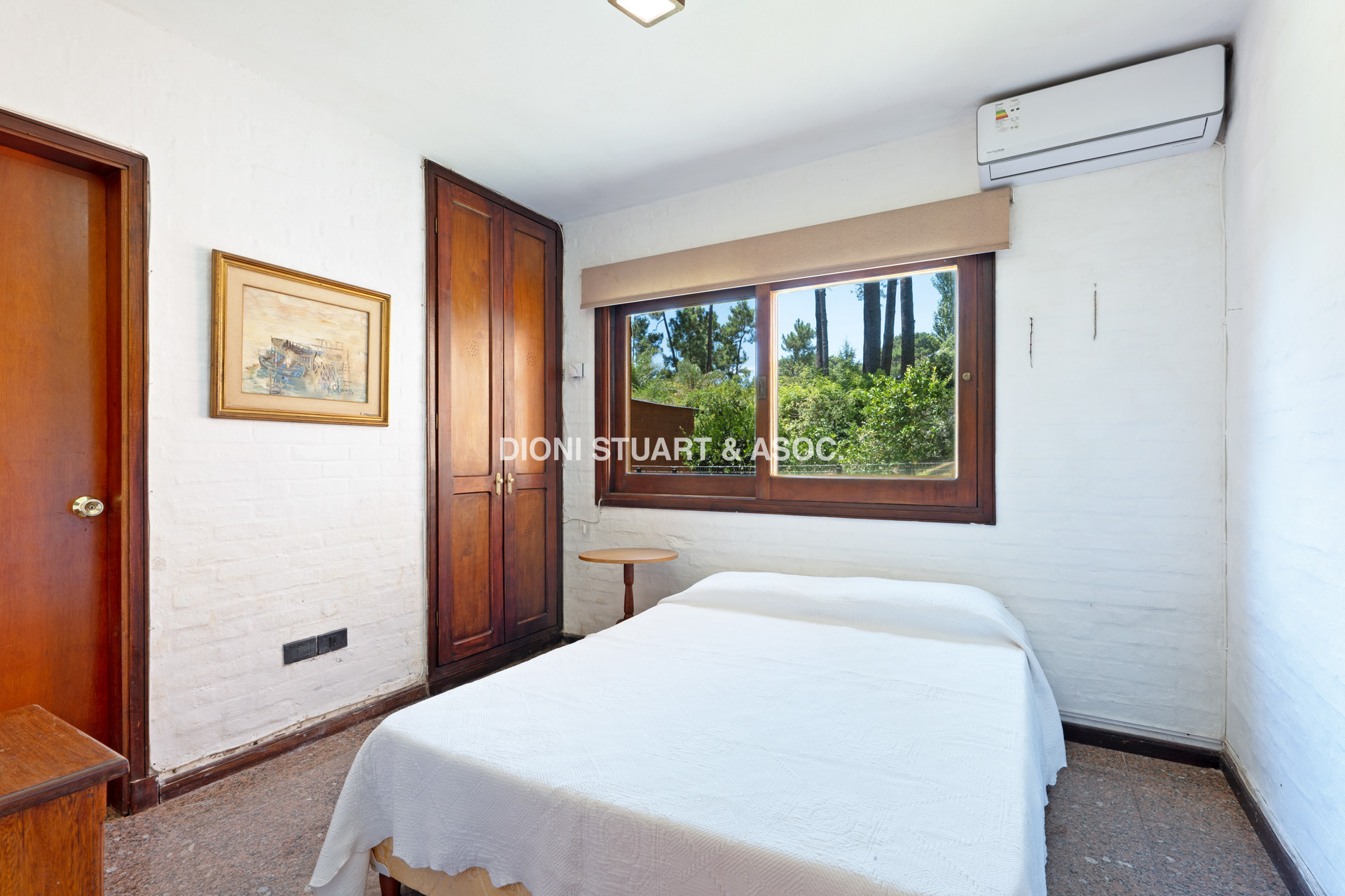 CASA EN PINARES EN VENTA 5 DORMITORIOS EN SUITE CON PISCINA