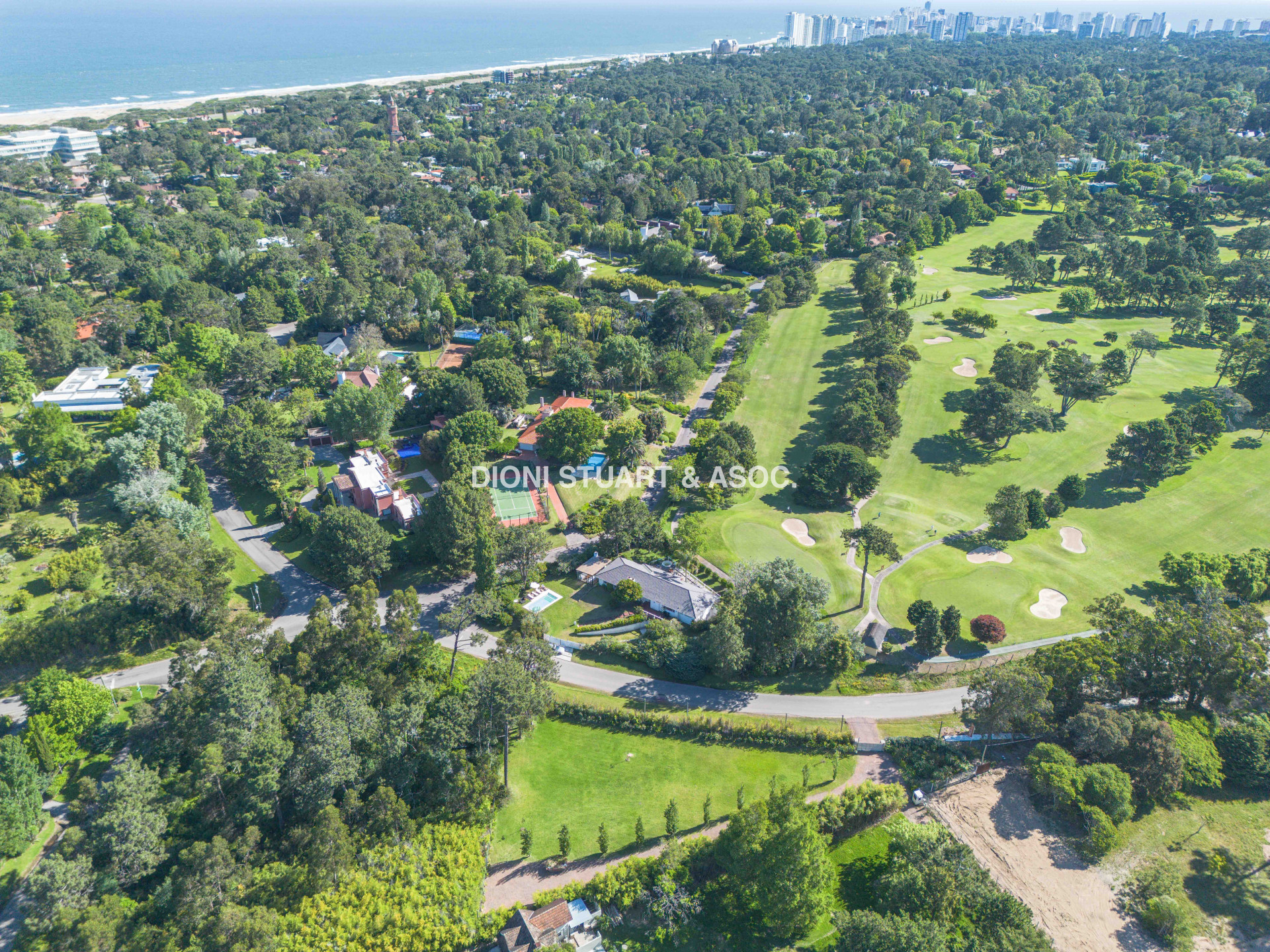 CASA EN VENTA EN EL GOLF DE 4 DORMITORIOS Y DEP. - VISTA DIRECTA AL GOLF