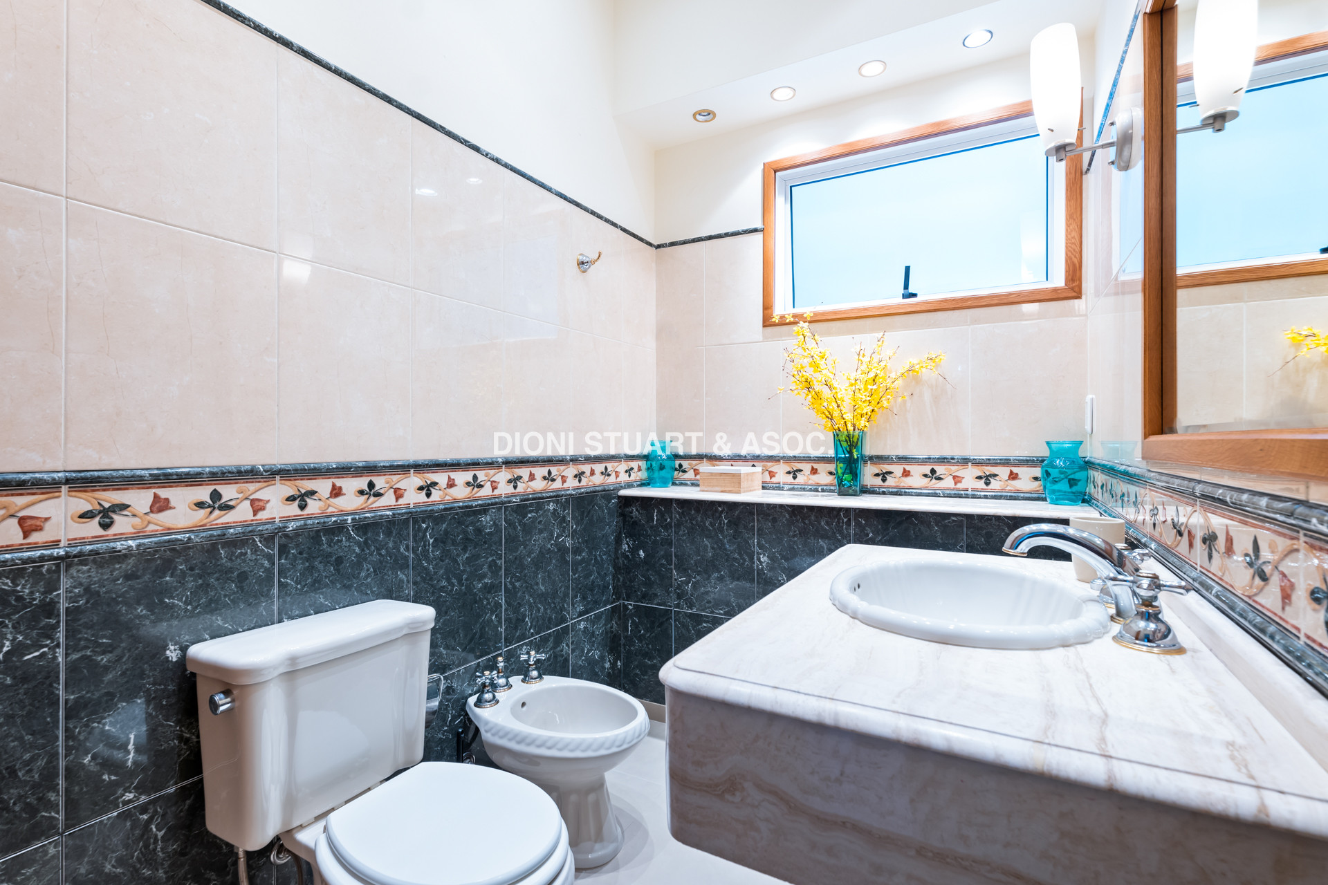 VENTA CASA CERCA DEL MAR EN PLAYA MANSA - 4 DORMITORIOS Y DEPENDENCIA - PISCINA Y BARBACOA