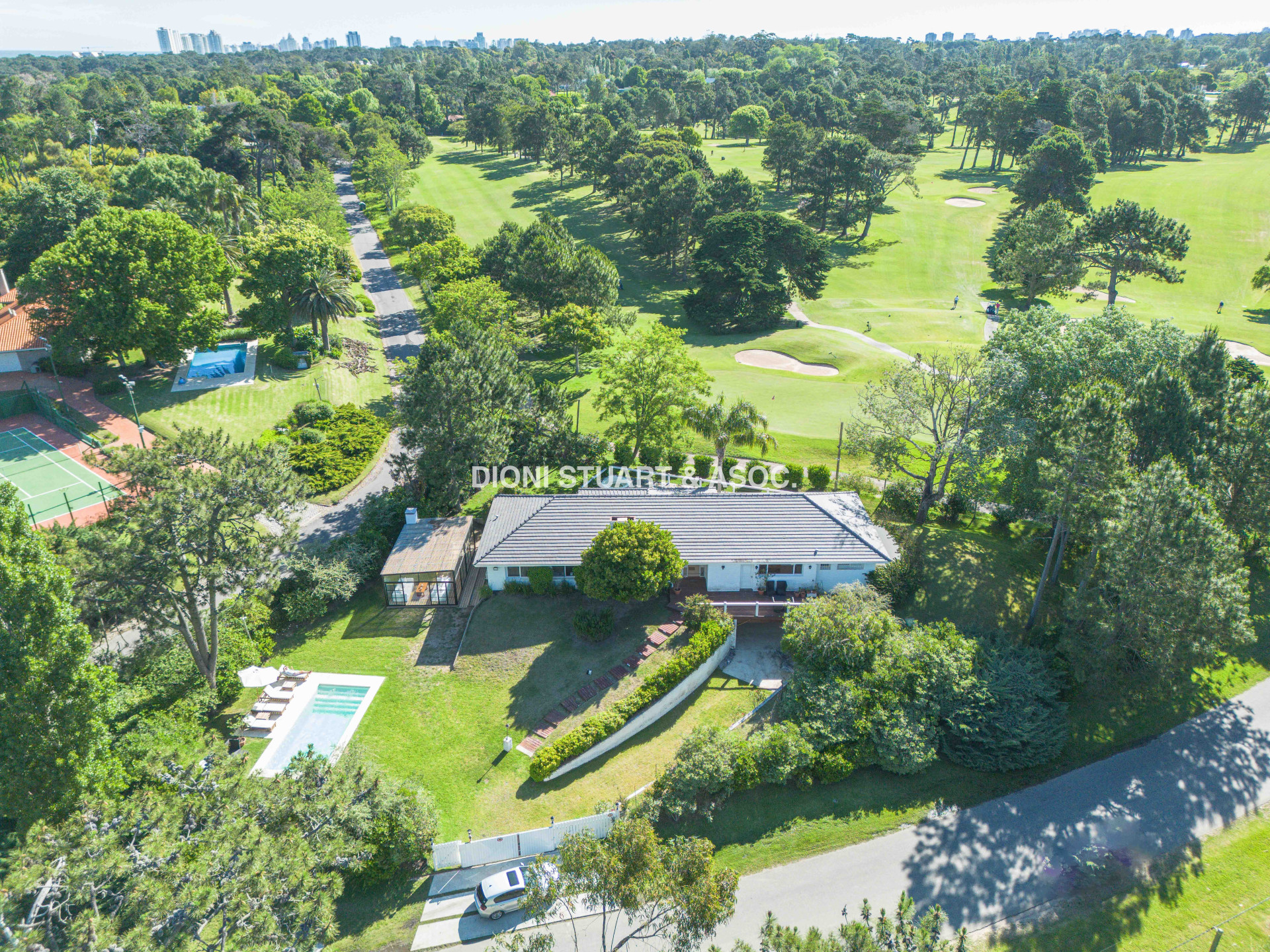 CASA EN VENTA EN EL GOLF DE 4 DORMITORIOS Y DEP. - VISTA DIRECTA AL GOLF