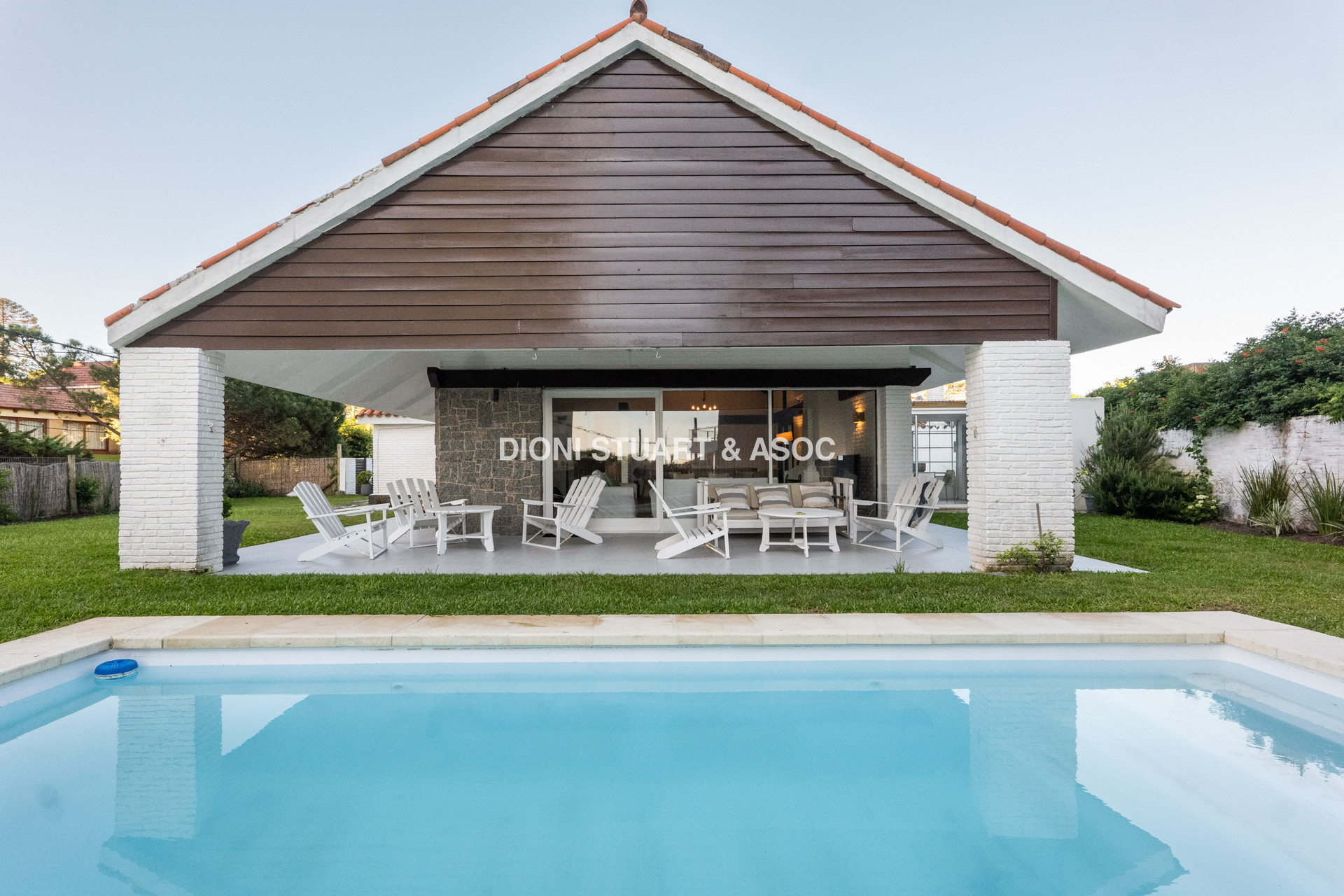 CASA EN ALQUILER CON 5 DORMITORIOS FRENTE AL MAR CON PISCINA - IMPONENTE