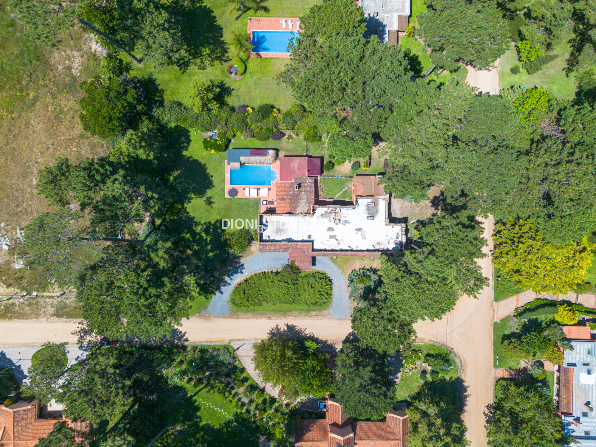 CASA EN PINARES EN VENTA 5 DORMITORIOS EN SUITE CON PISCINA