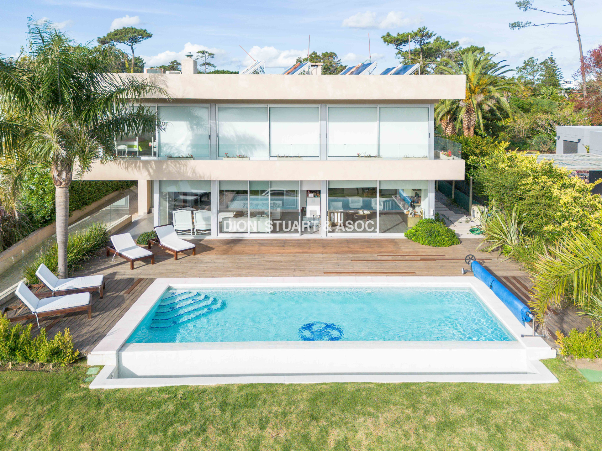 MODERNA CASA EN VENTA FRENTE A LA LAGUNA DEL DIARIO