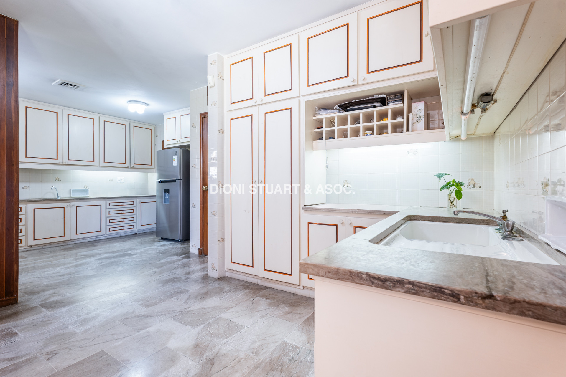 CASA EN VENTA EN PINARES - SUPER TERRENO Y MEGA CONSTRUCCIÓN