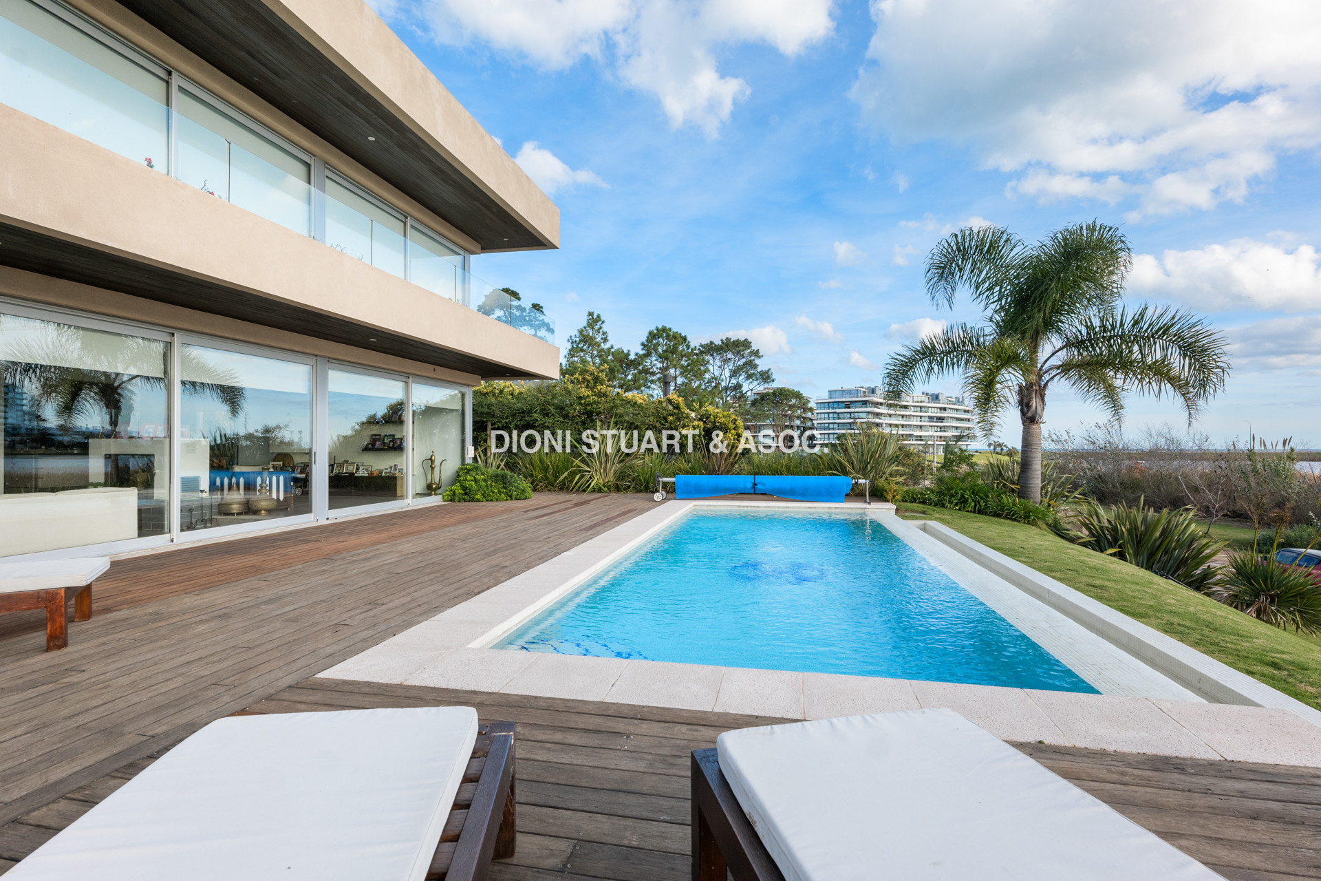 MODERNA CASA EN VENTA FRENTE A LA LAGUNA DEL DIARIO