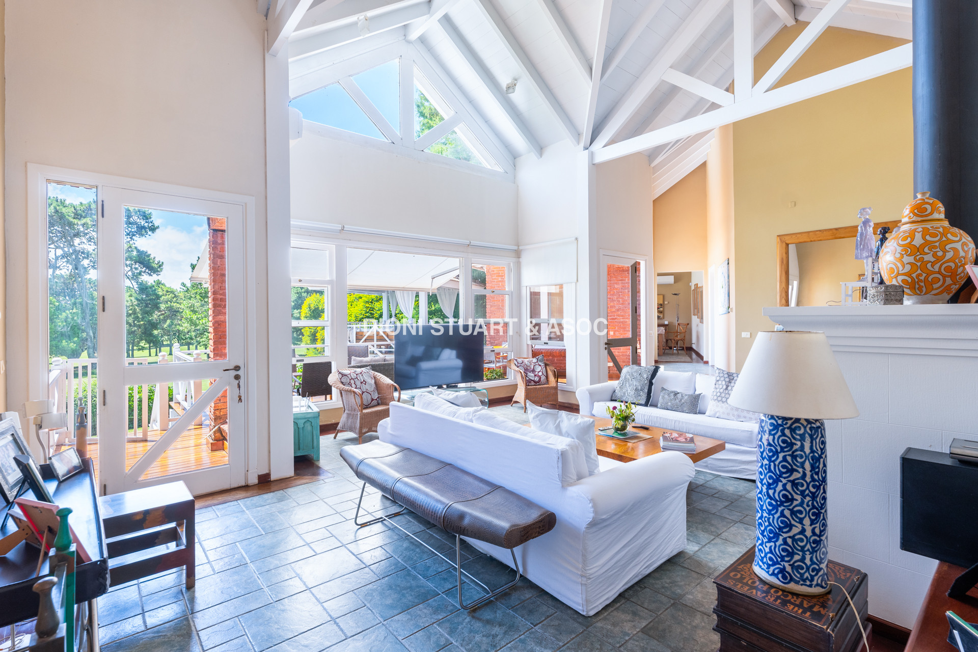 CASA EN VENTA EN  EL GOLF CON 4 DORMITORIOS EN SUITE + DEP. - BARBACOA Y SAUNA - INCREIBLE
