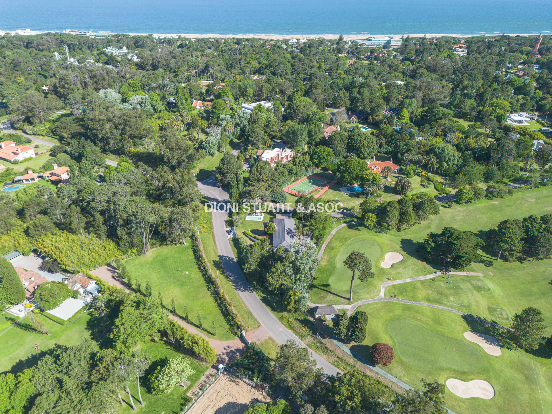 CASA EN VENTA EN EL GOLF DE 4 DORMITORIOS Y DEP. - VISTA DIRECTA AL GOLF