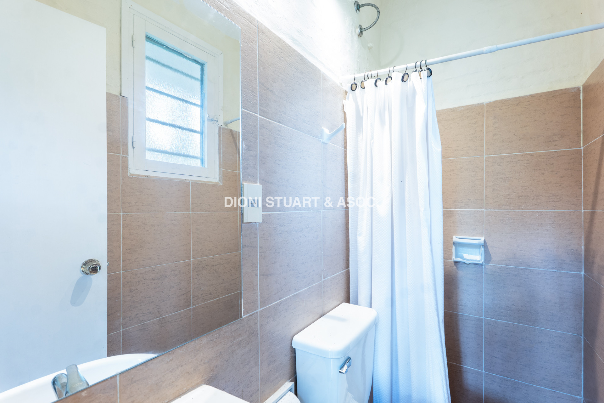 VENTA CASA EN SAN RAFAEL - CERCA DEL MAR - 3 DORM + DEP. SERV - PISCINA