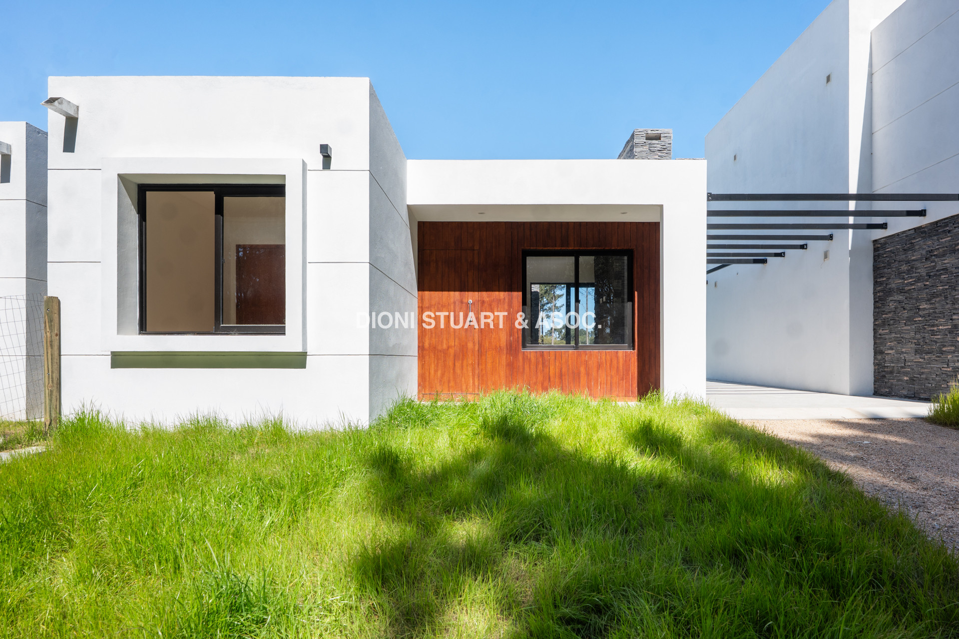 VENTA CASA 3 DORMITORIOS EN BURNETT CONSTRUCCIÓN TRADICIONAL A ESTRENAR