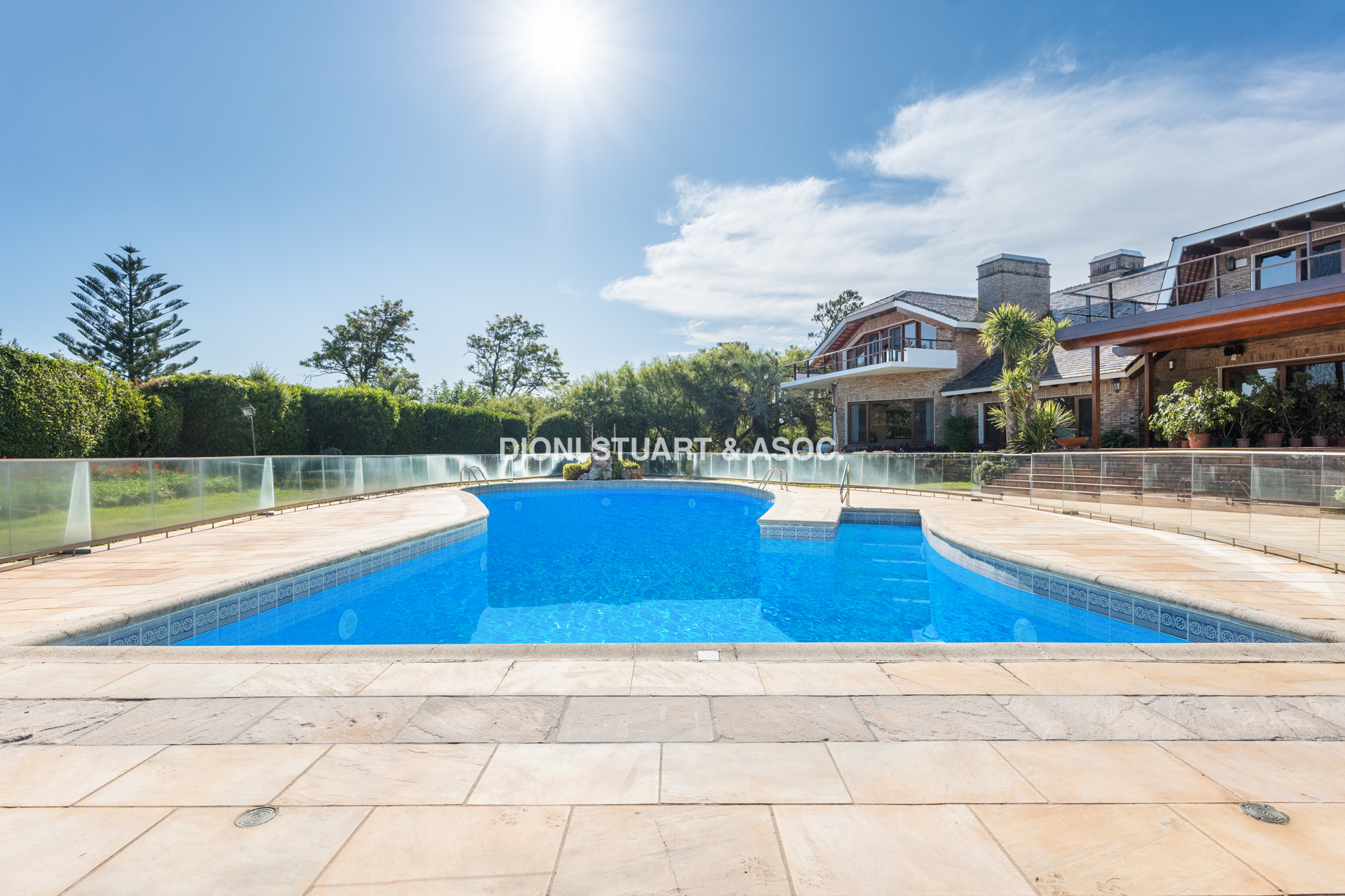 CASA EN VENTA EN PINARES - SUPER TERRENO Y MEGA CONSTRUCCIÓN