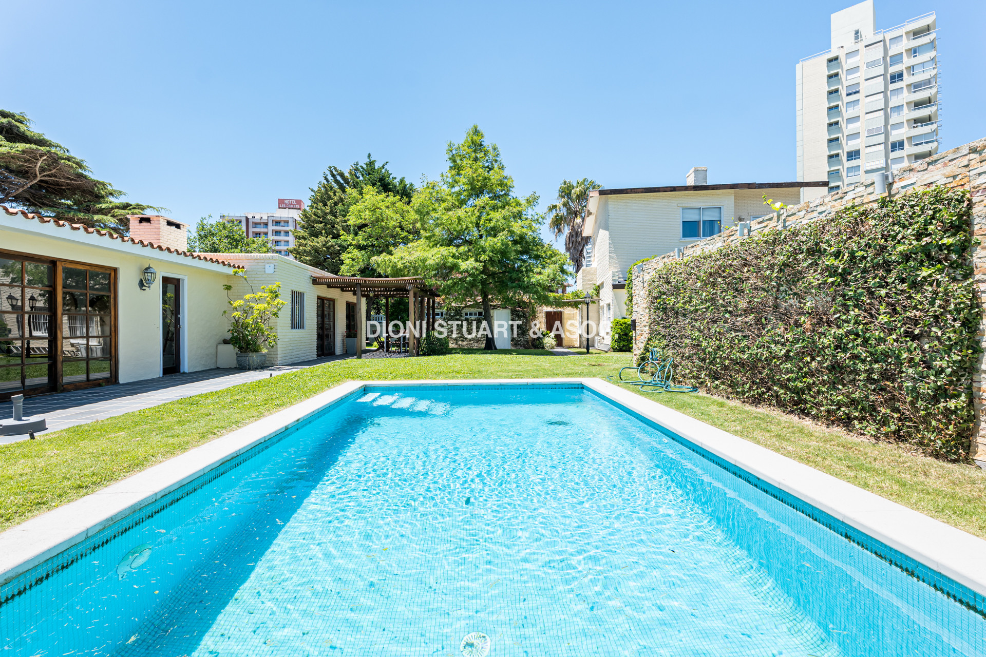 VENTA CASA CERCA DEL MAR EN PLAYA MANSA - 4 DORMITORIOS Y DEPENDENCIA - PISCINA Y BARBACOA