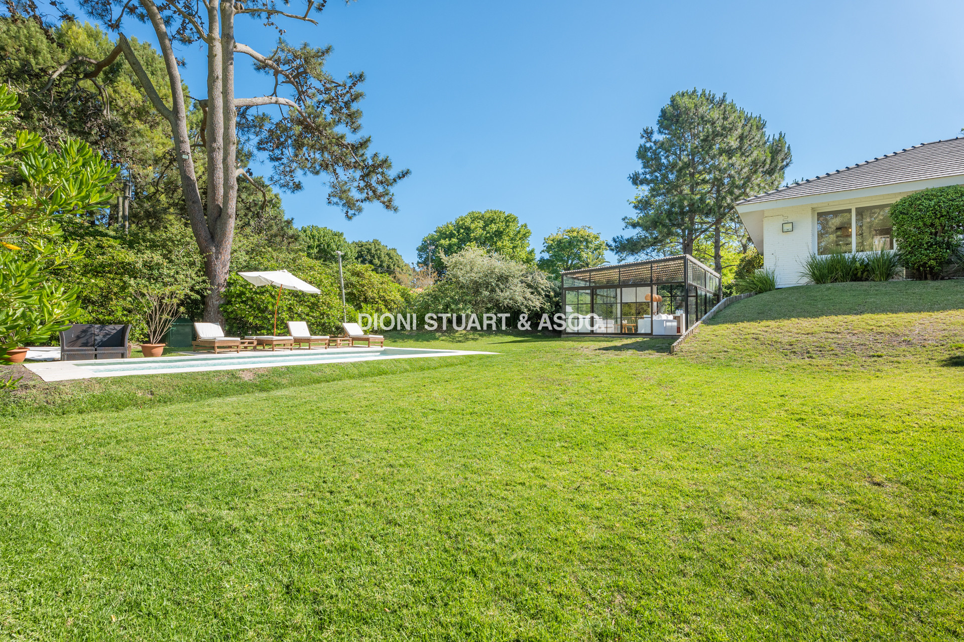CASA EN VENTA EN EL GOLF DE 4 DORMITORIOS Y DEP. - VISTA DIRECTA AL GOLF