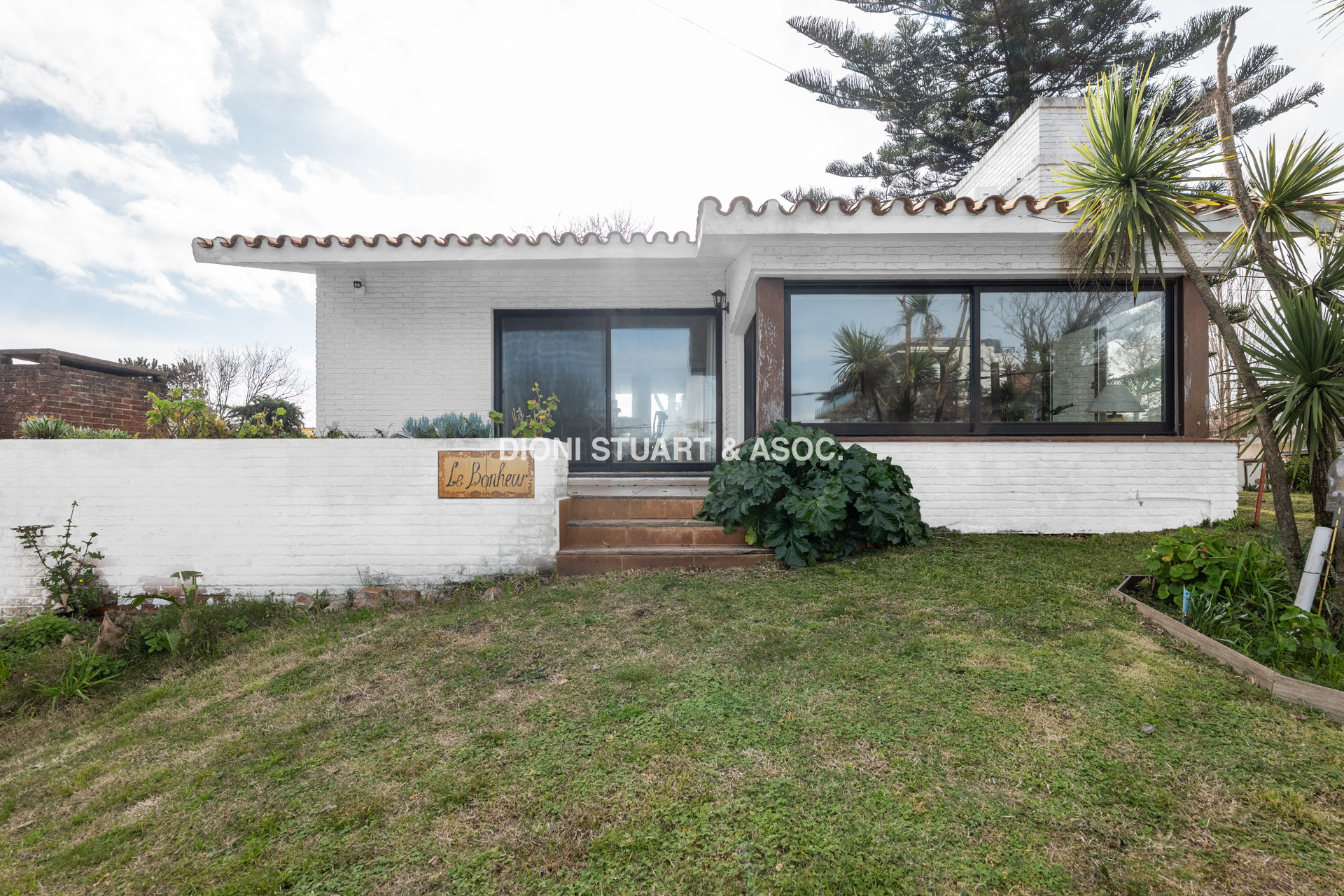 CASA EN VENTA CERCA DEL MAR PLAYA MANSA - 3 DORMITORIOS