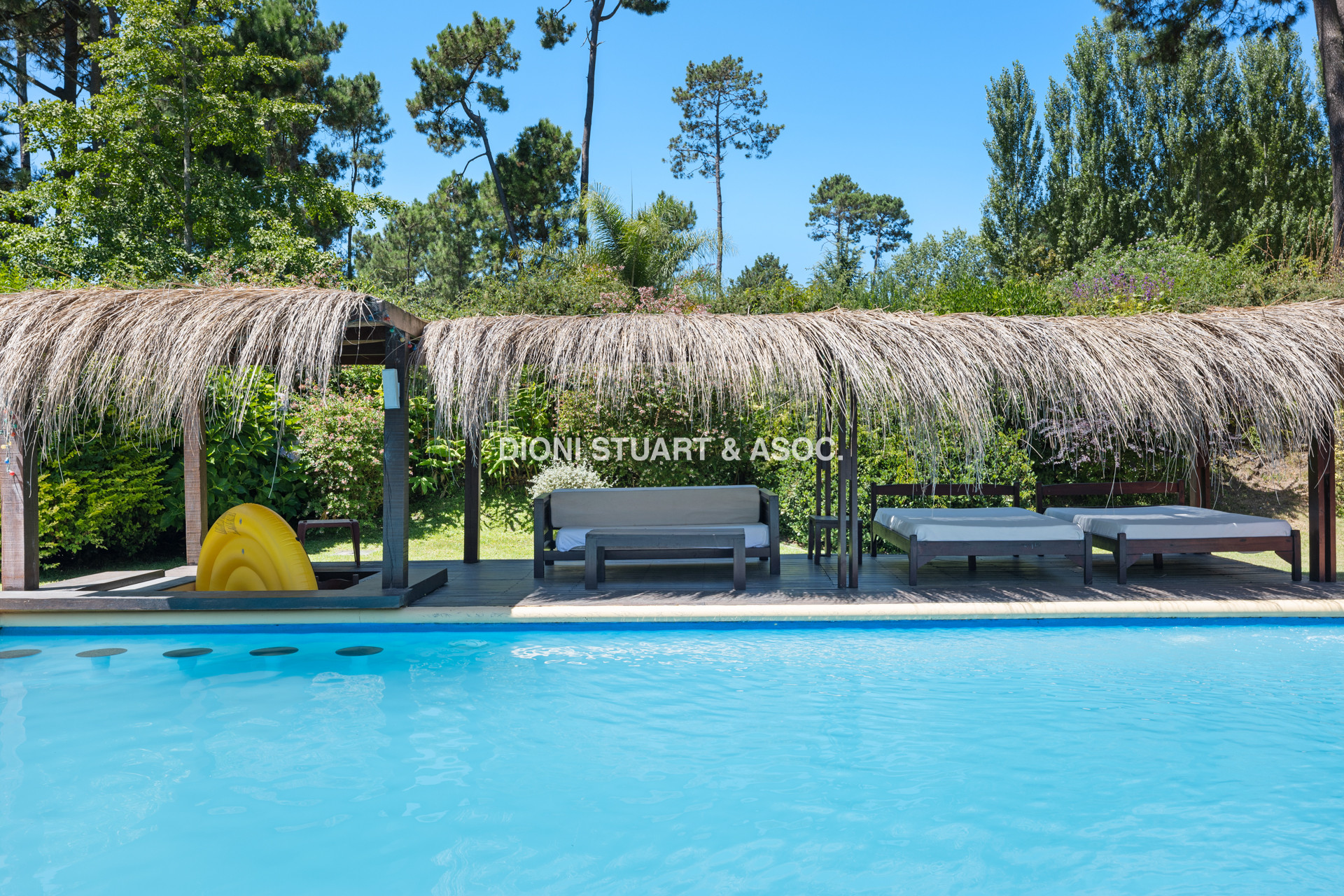 CASA EN PINARES EN VENTA 5 DORMITORIOS EN SUITE CON PISCINA