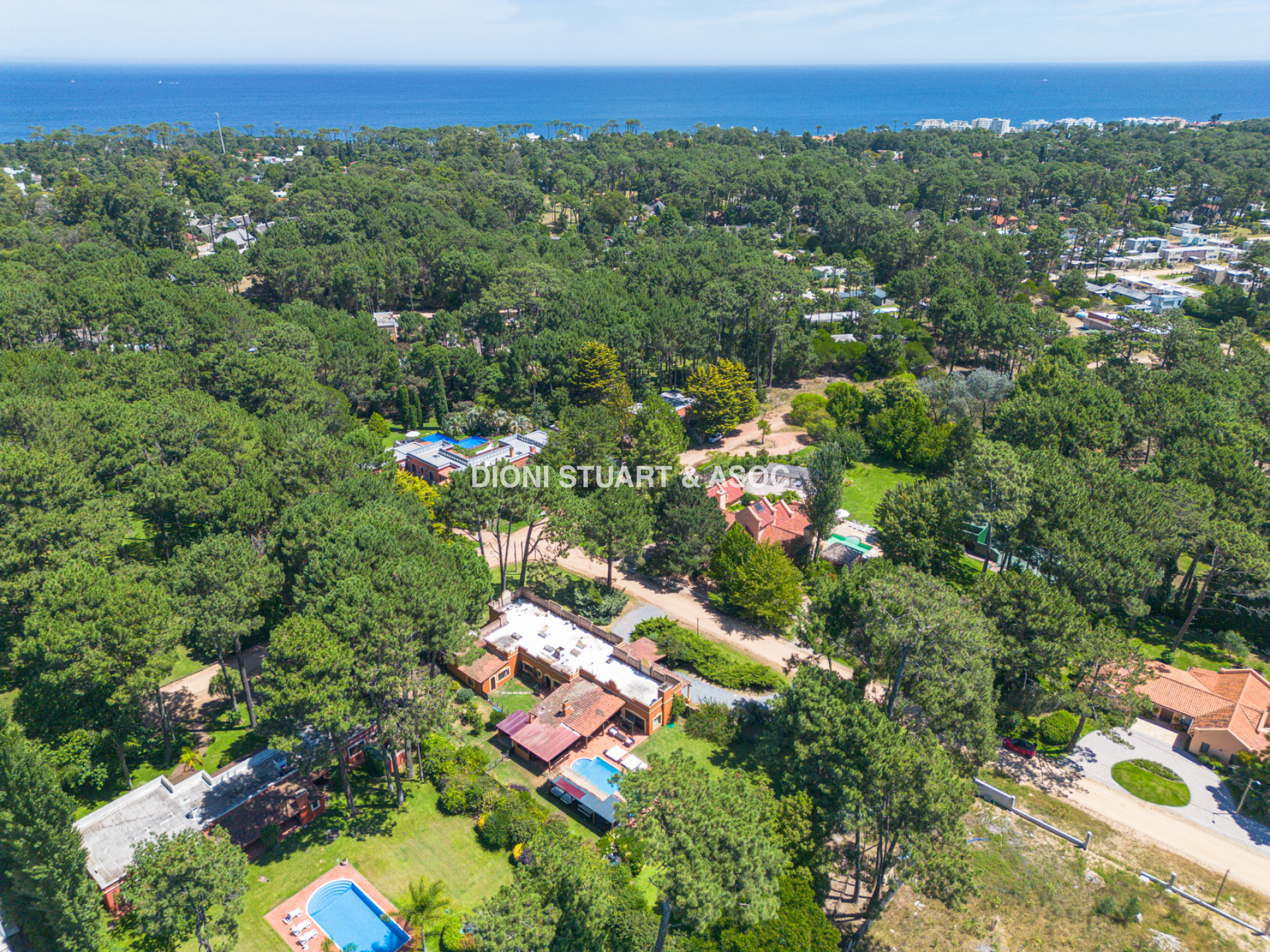 CASA EN PINARES EN VENTA 5 DORMITORIOS EN SUITE CON PISCINA