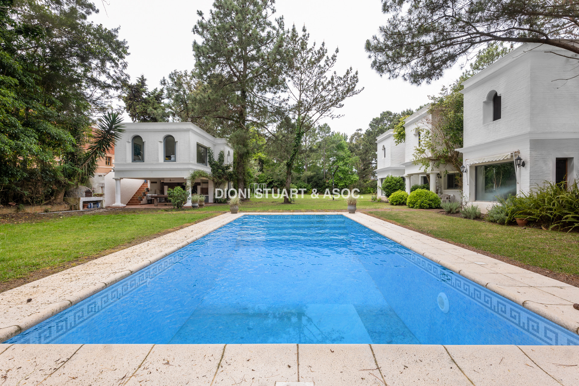 CASA EN VENTA EN EL GOLF CON 8 DORMITORIOS EN SUTIE