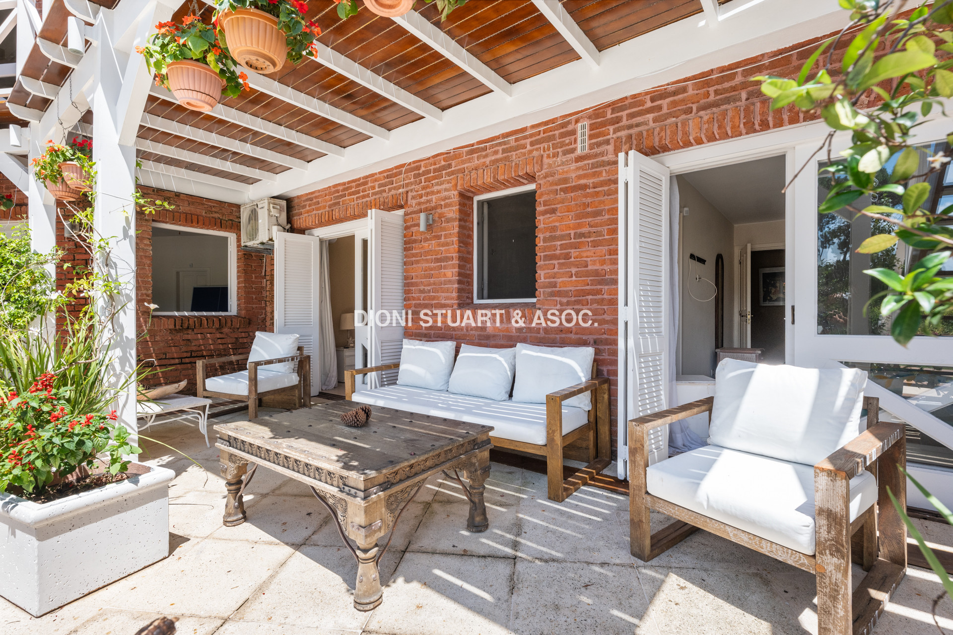CASA EN VENTA EN  EL GOLF CON 4 DORMITORIOS EN SUITE + DEP. - BARBACOA Y SAUNA - INCREIBLE