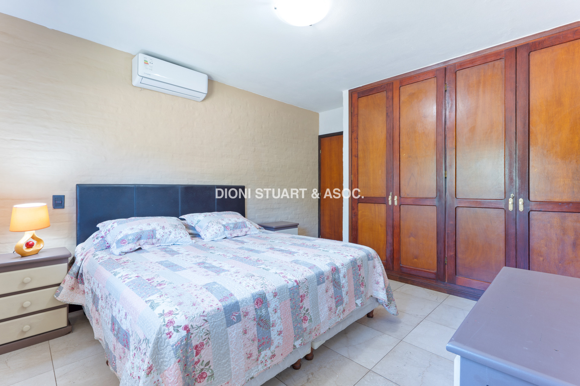 CASA EN PINARES EN VENTA 5 DORMITORIOS EN SUITE CON PISCINA