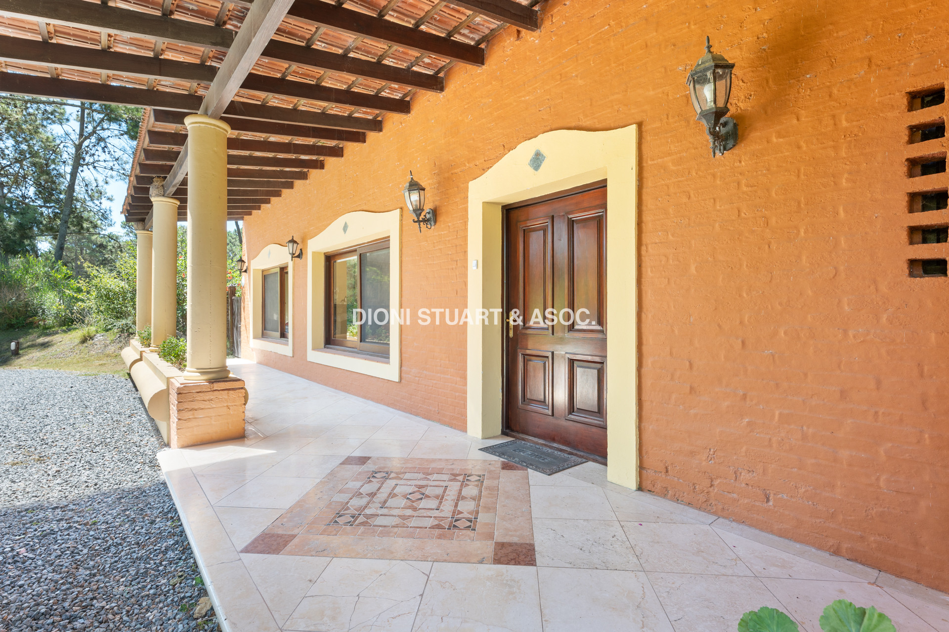 CASA EN PINARES EN VENTA 5 DORMITORIOS EN SUITE CON PISCINA