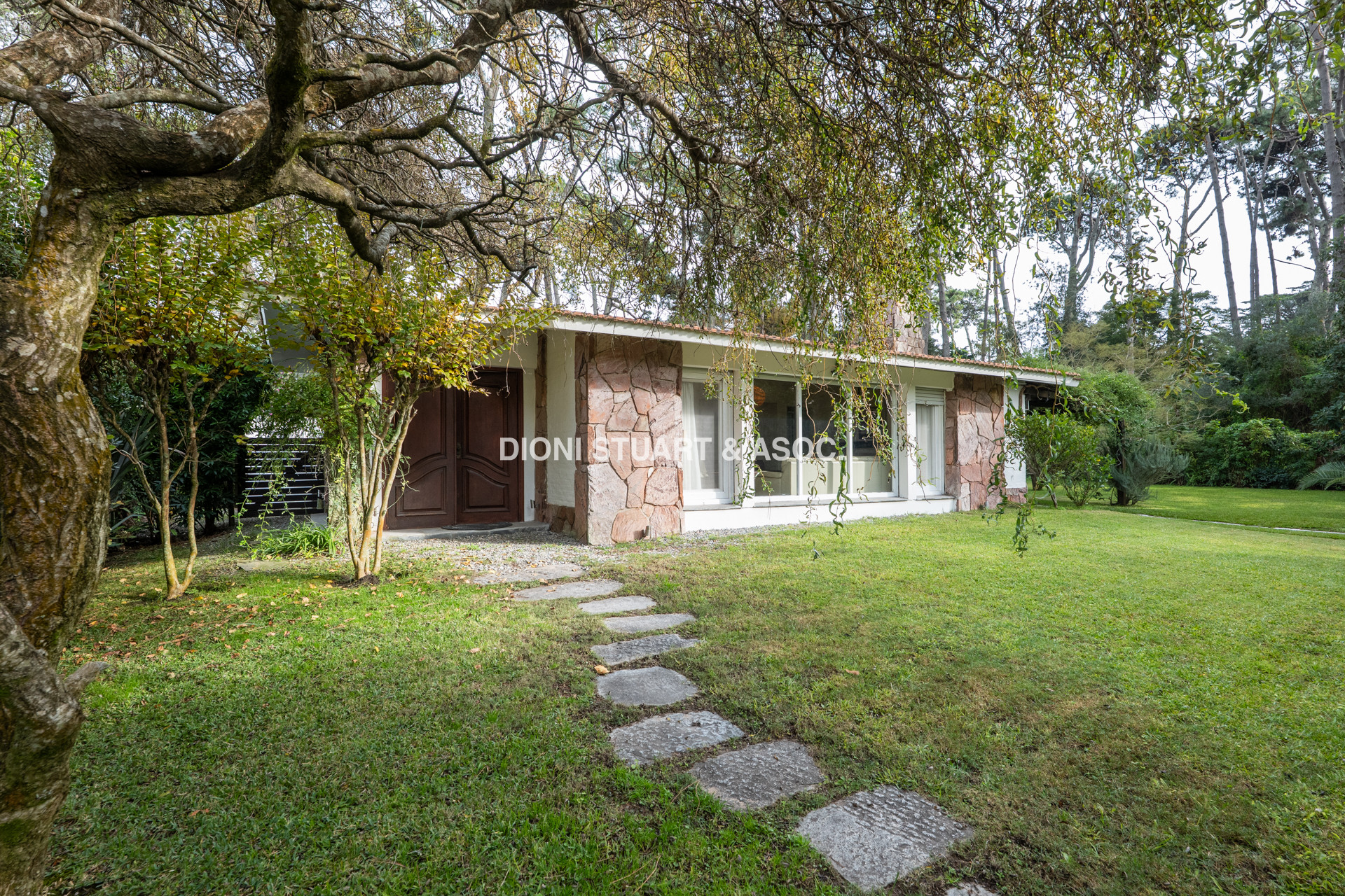 VENTA CASA EN SAN RAFAEL - CERCA DEL MAR - 3 DORM + DEP. SERV - PISCINA