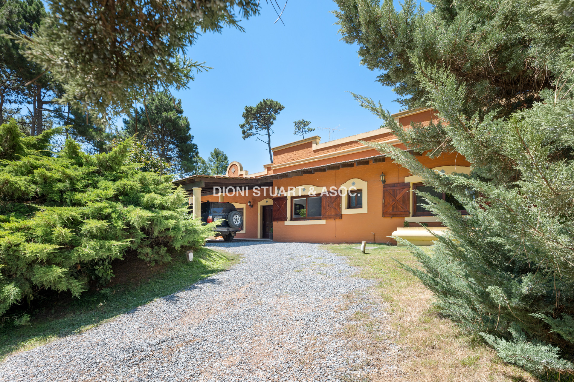 CASA EN PINARES EN VENTA 5 DORMITORIOS EN SUITE CON PISCINA