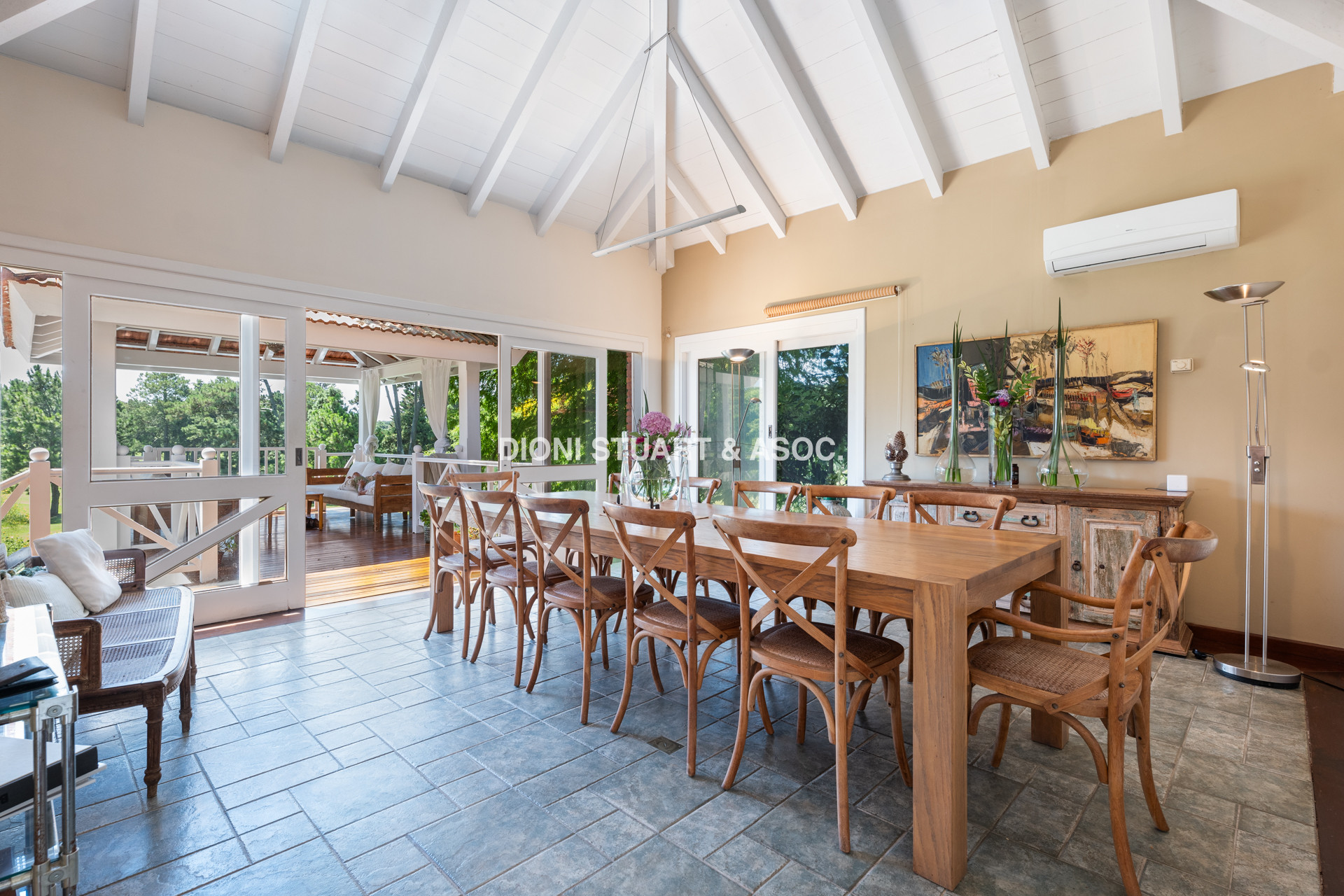 CASA EN VENTA EN  EL GOLF CON 4 DORMITORIOS EN SUITE + DEP. - BARBACOA Y SAUNA - INCREIBLE