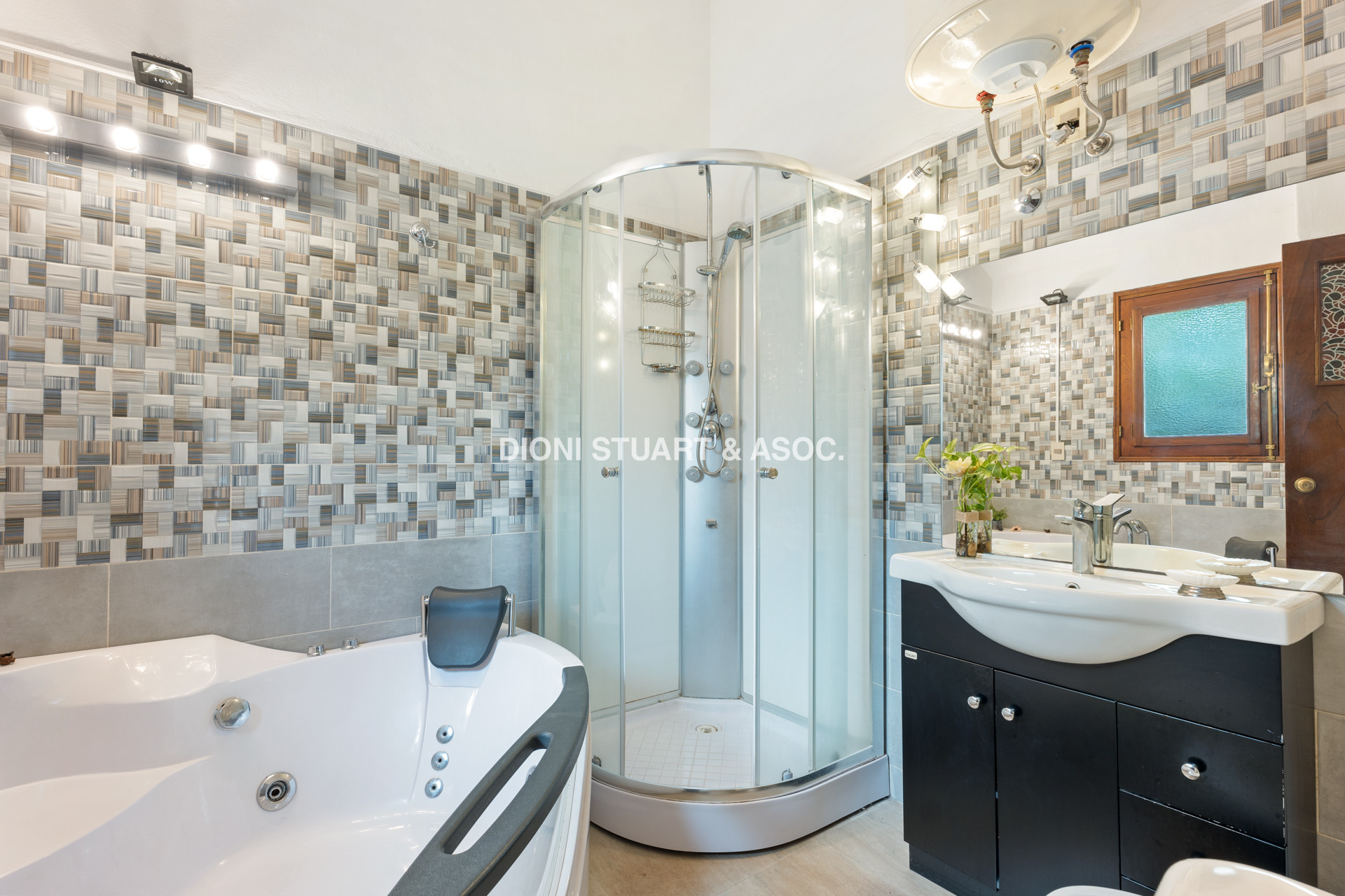 OPORTUNIDAD - CASA EN ROOSEVELT - 5 DORMITORIOS Y 5 BAÑOS - PISCINA CLIMATIZADA