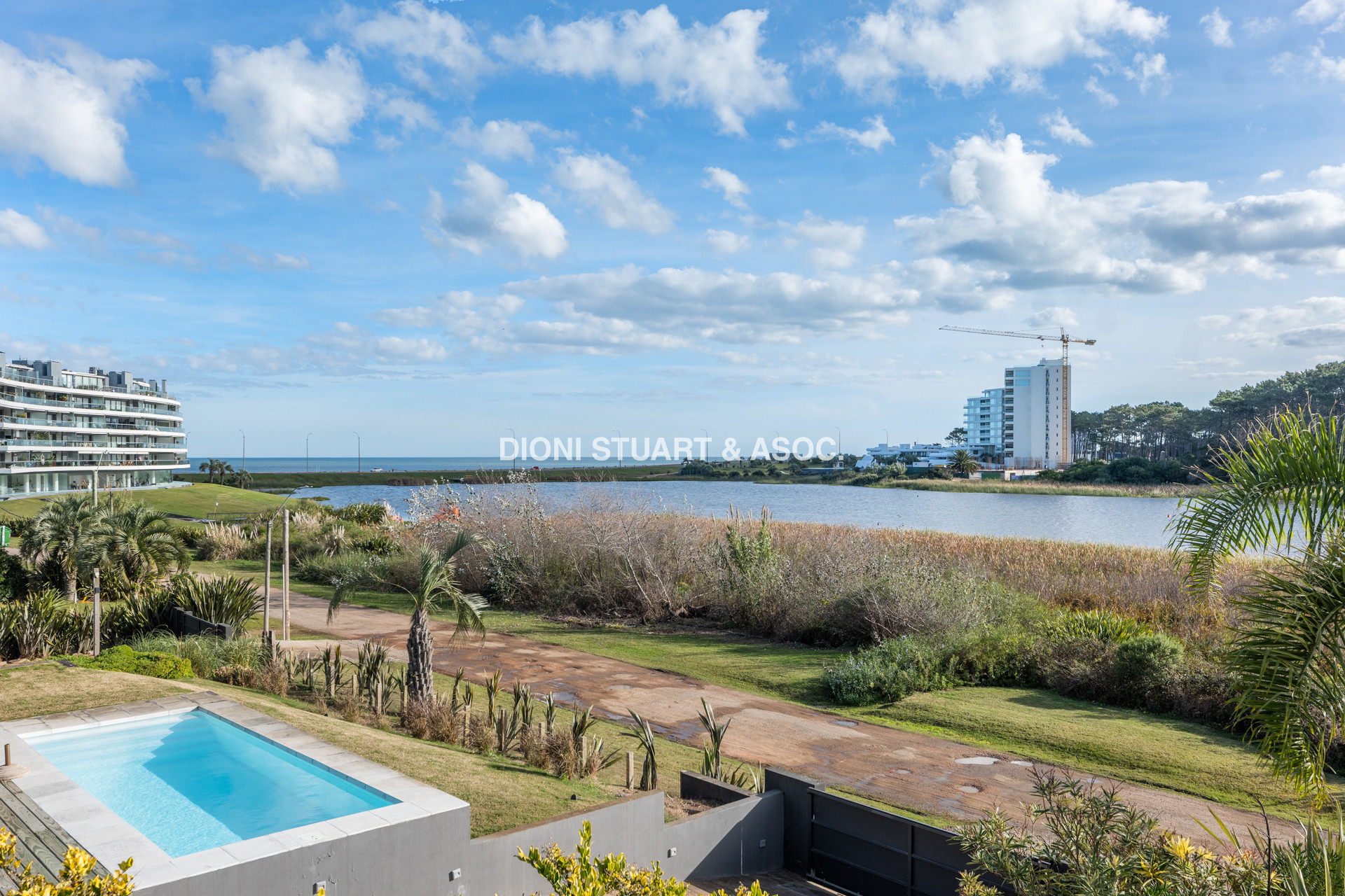 MODERNA CASA EN VENTA FRENTE A LA LAGUNA DEL DIARIO