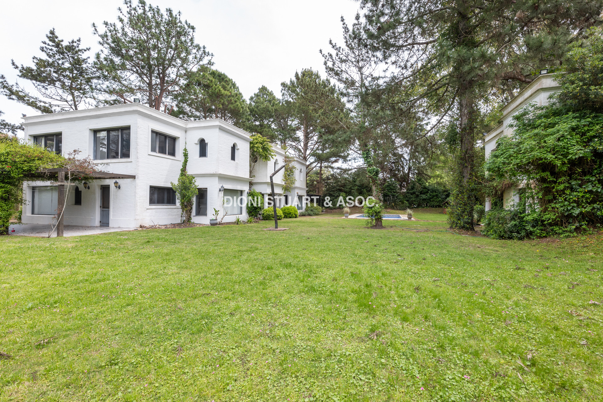 CASA EN VENTA EN EL GOLF CON 8 DORMITORIOS EN SUTIE