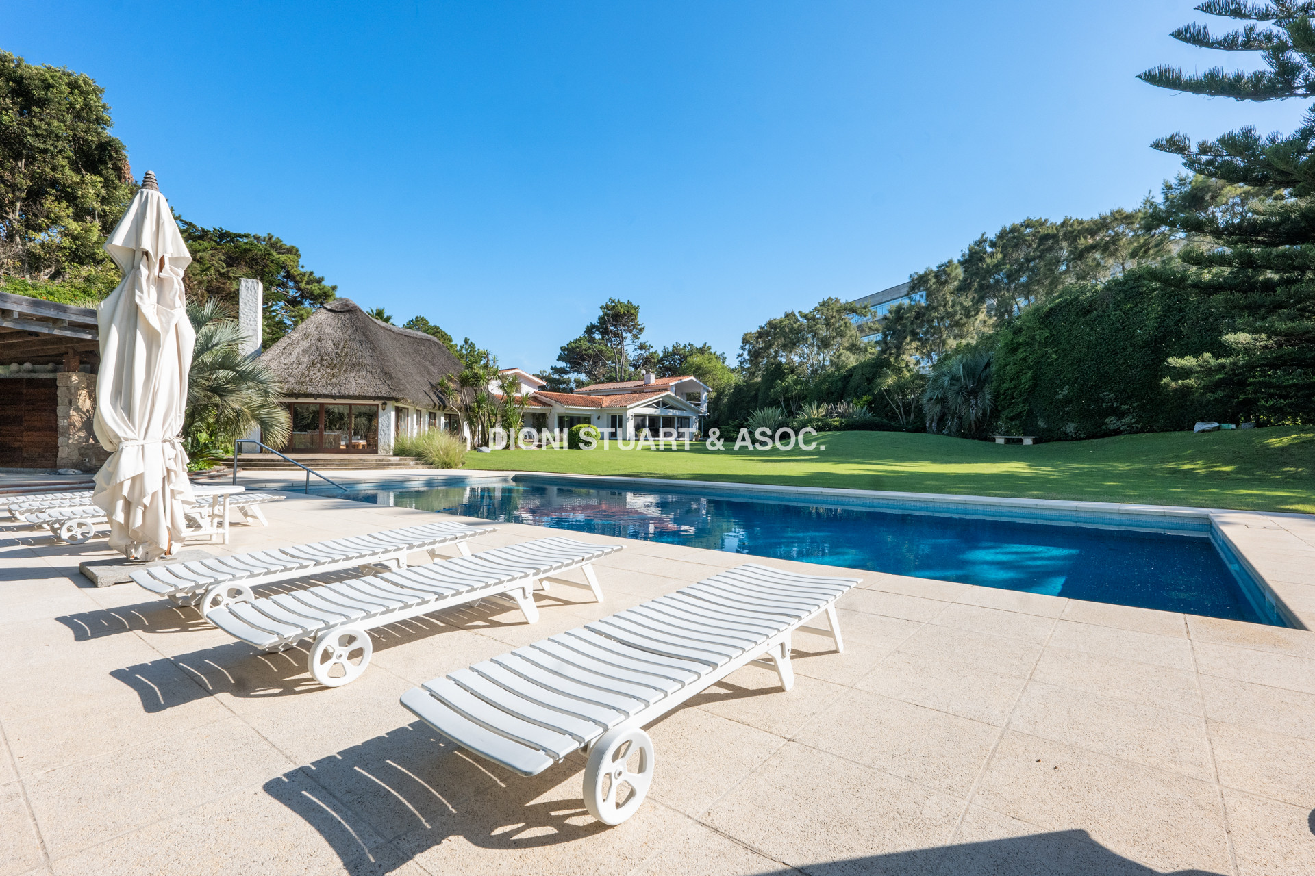 IMPONENTE CASA EN PLAYA BRAVA - ELEGANCIA Y CONFORT