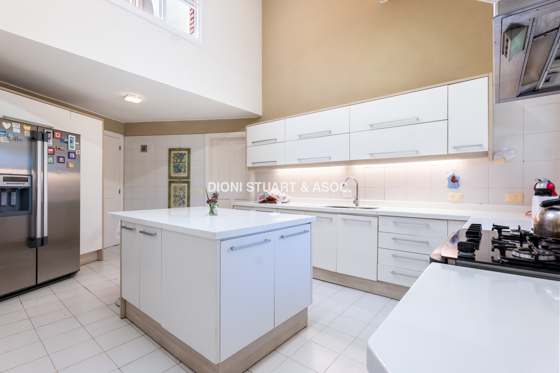 CASA EN VENTA EN  EL GOLF CON 4 DORMITORIOS EN SUITE + DEP. - BARBACOA Y SAUNA - INCREIBLE