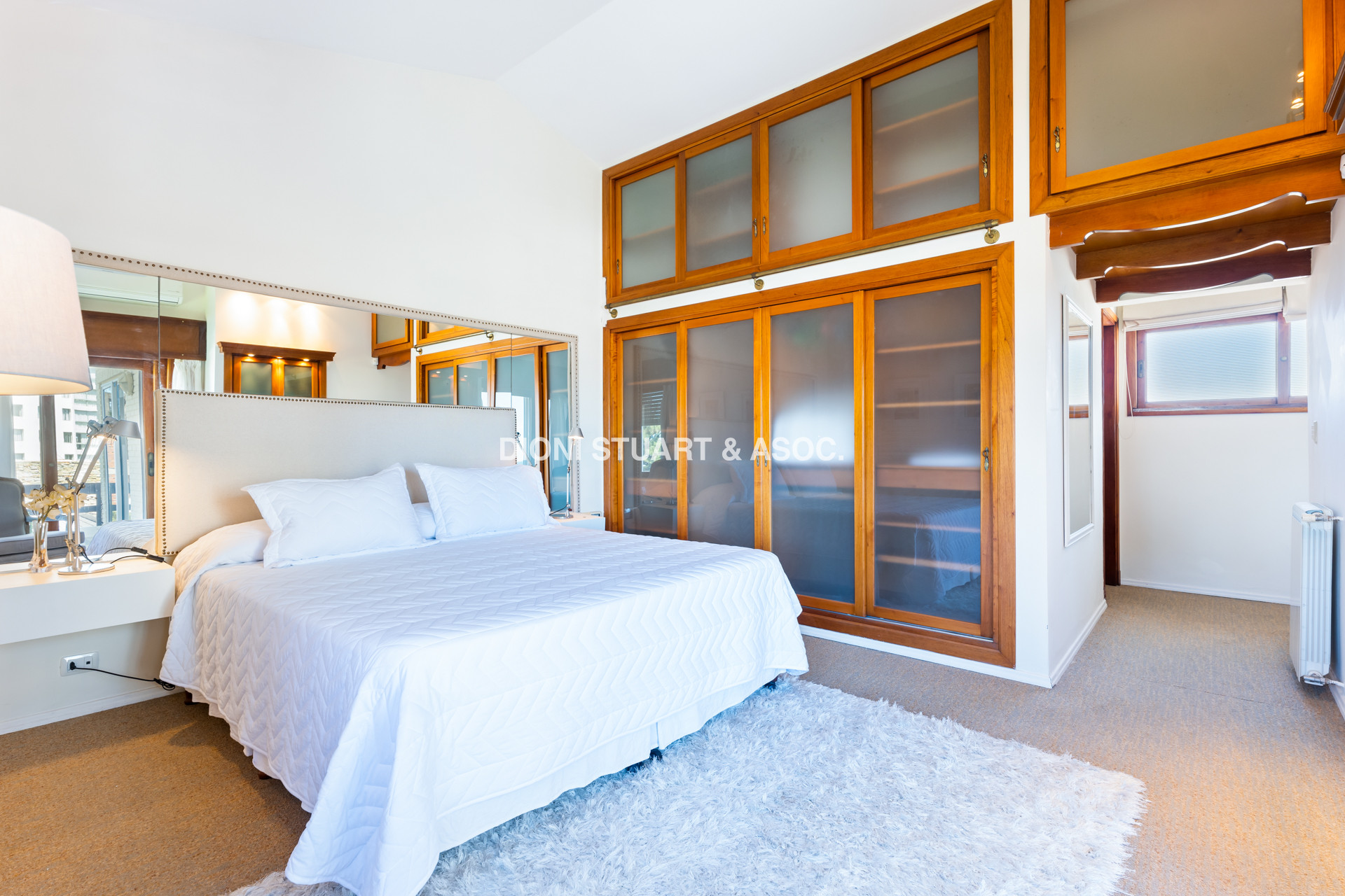 VENTA CASA CERCA DEL MAR EN PLAYA MANSA - 4 DORMITORIOS Y DEPENDENCIA - PISCINA Y BARBACOA