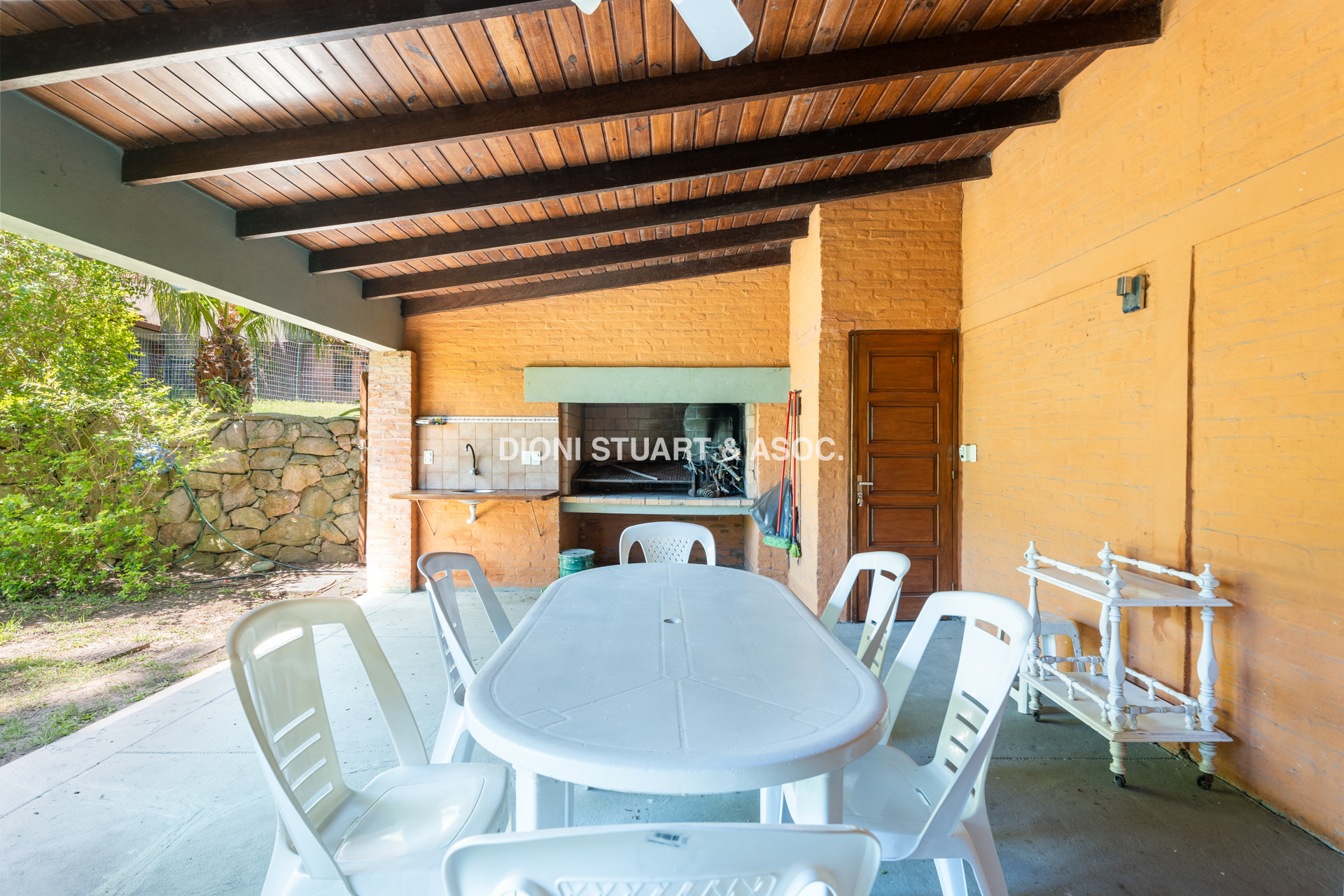 CASA EN VENTA EN CANTEGRIL CON 3 DORMITORIOS Y DEPENDENCIA + PISCINA