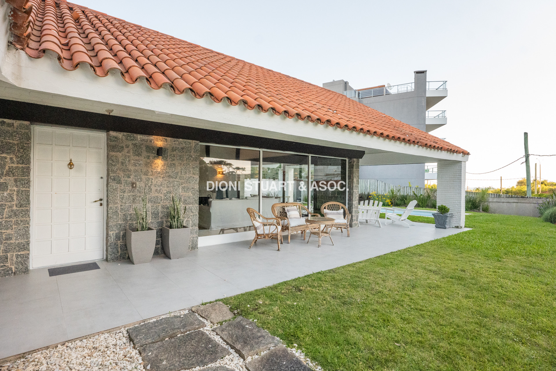 CASA EN ALQUILER CON 5 DORMITORIOS FRENTE AL MAR CON PISCINA - IMPONENTE