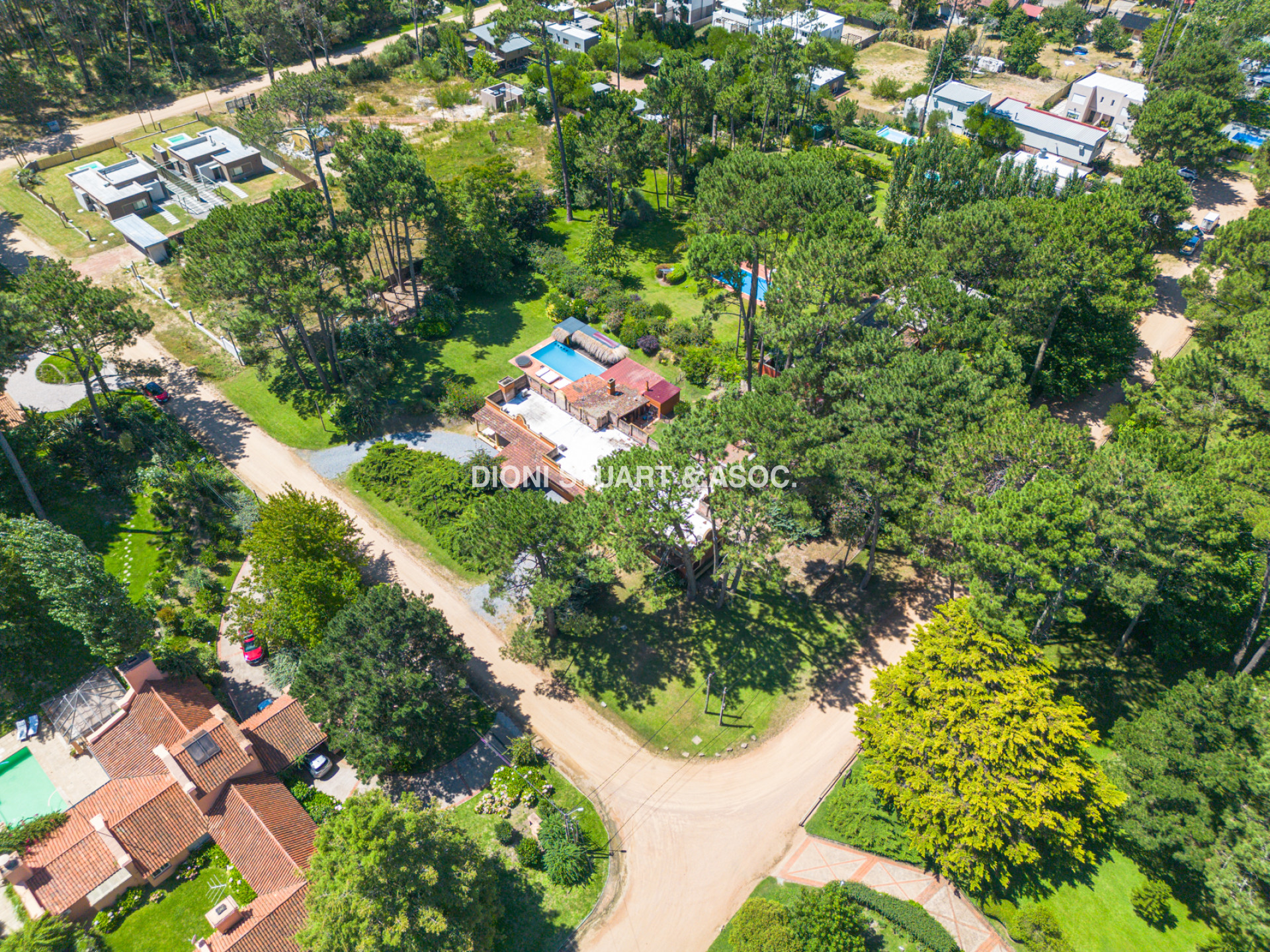 CASA EN PINARES EN VENTA 5 DORMITORIOS EN SUITE CON PISCINA