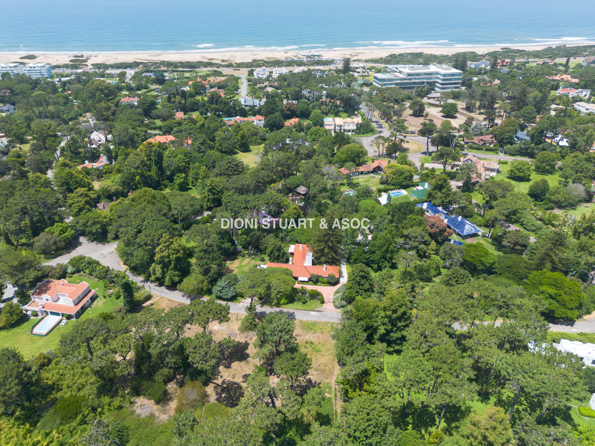 CASA EN VENTA EN EL GOLF - 6 DORMITORIOS - ARQ. RAUL CLERC