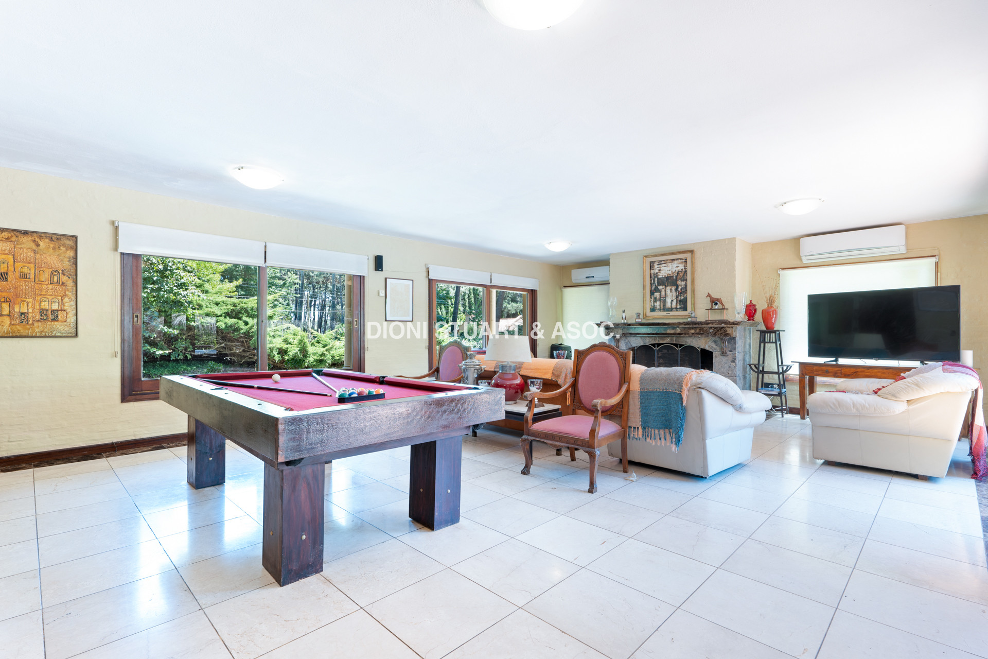 CASA EN PINARES EN VENTA 5 DORMITORIOS EN SUITE CON PISCINA