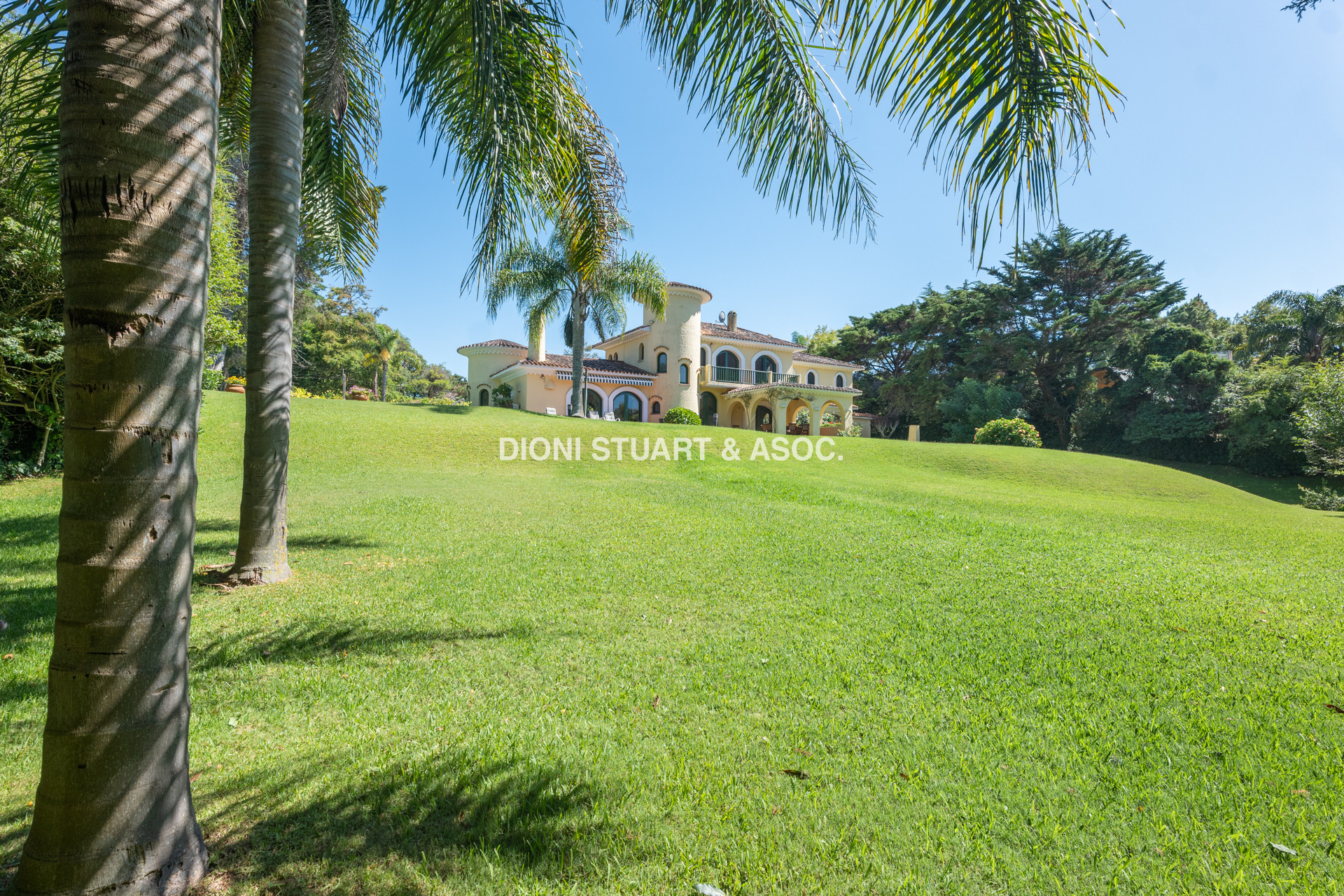 CASA EN ALQUILER ANUAL DE 3 DORMITORIOS EN SUTIE + DEP. CON PISCINA SAN RAFAEL - EL GOLF -