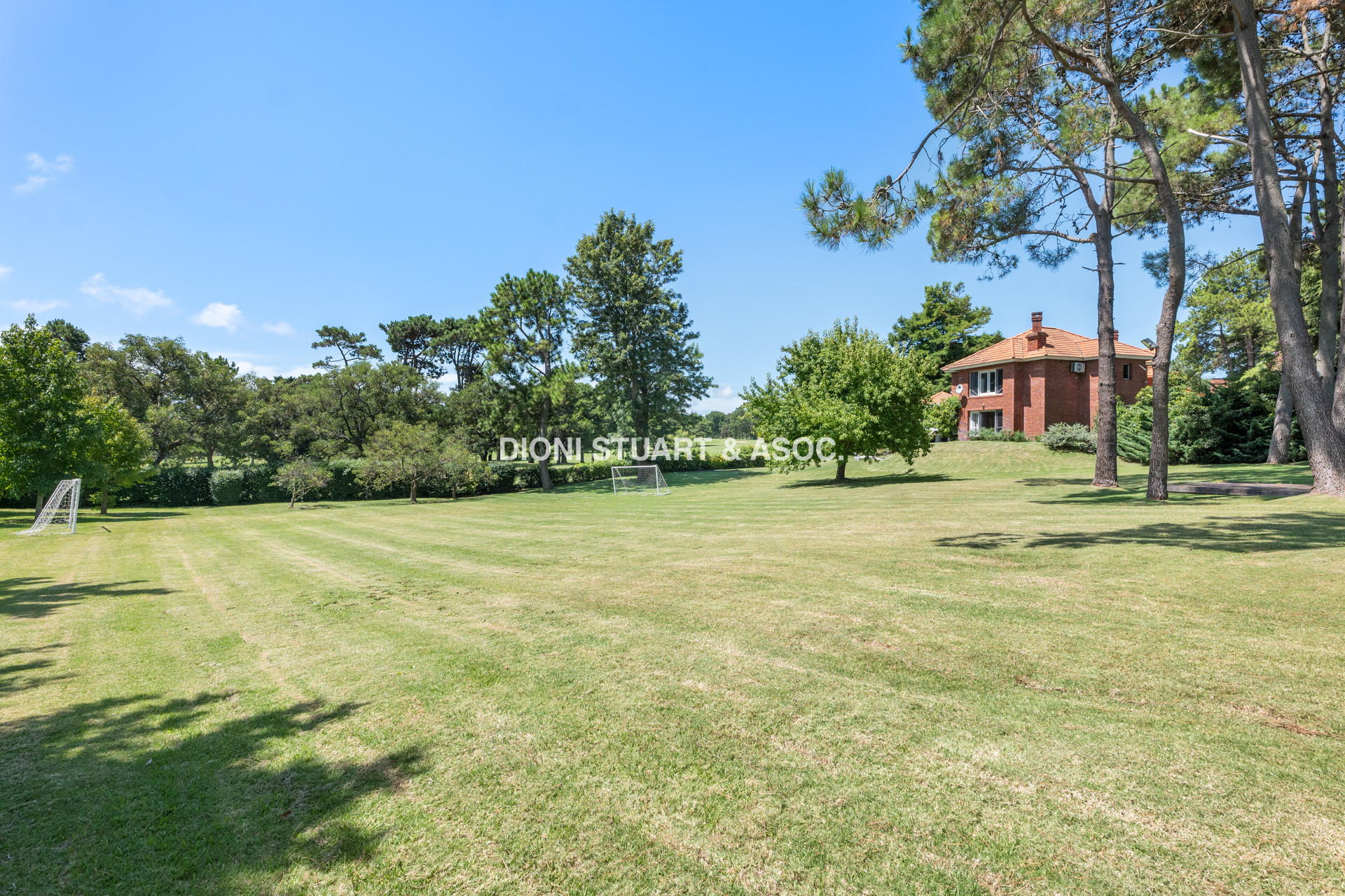 CASA EN VENTA EN  EL GOLF CON 4 DORMITORIOS EN SUITE + DEP. - BARBACOA Y SAUNA - INCREIBLE