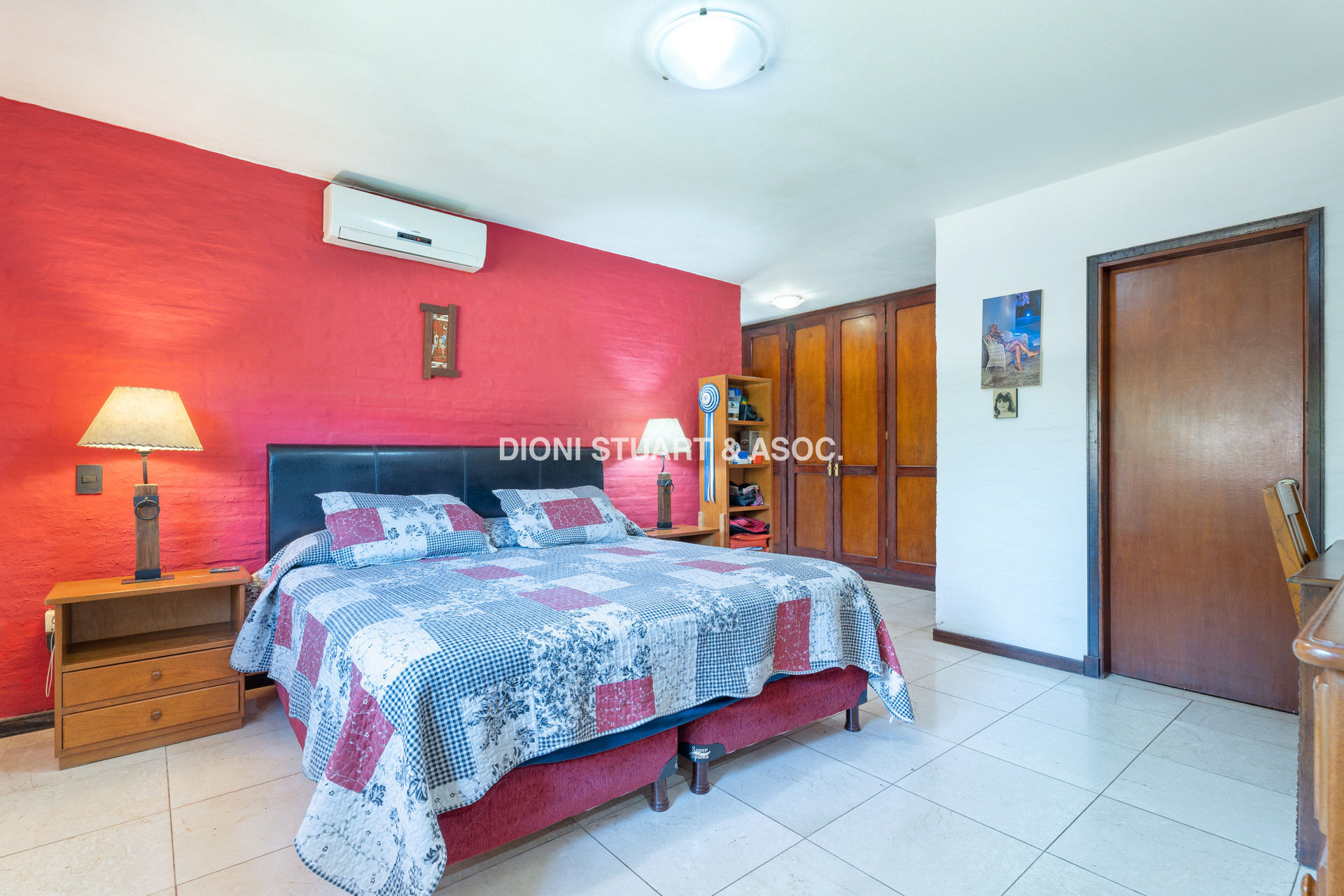 CASA EN PINARES EN VENTA 5 DORMITORIOS EN SUITE CON PISCINA