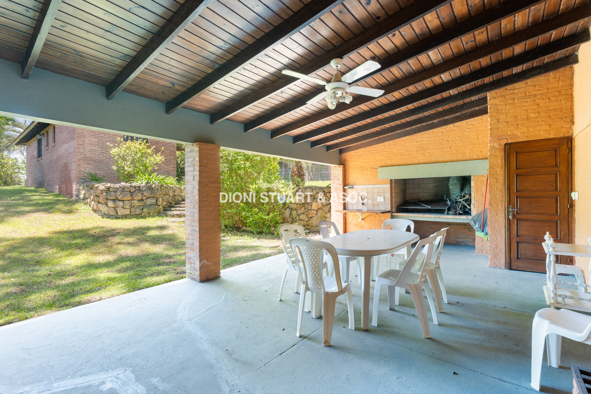 CASA EN VENTA EN CANTEGRIL CON 3 DORMITORIOS Y DEPENDENCIA + PISCINA