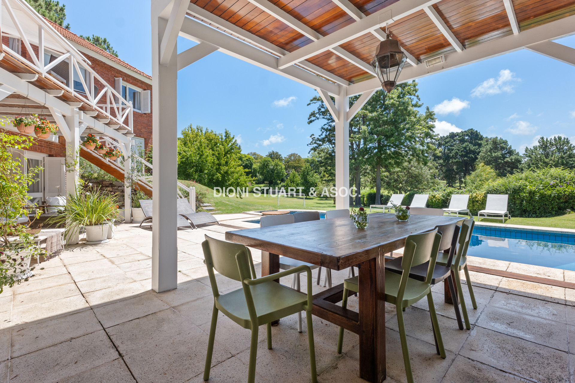 CASA EN VENTA EN  EL GOLF CON 4 DORMITORIOS EN SUITE + DEP. - BARBACOA Y SAUNA - INCREIBLE