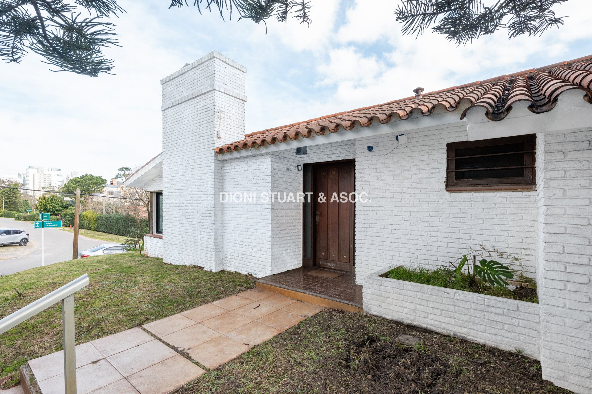 CASA EN VENTA CERCA DEL MAR PLAYA MANSA - 3 DORMITORIOS