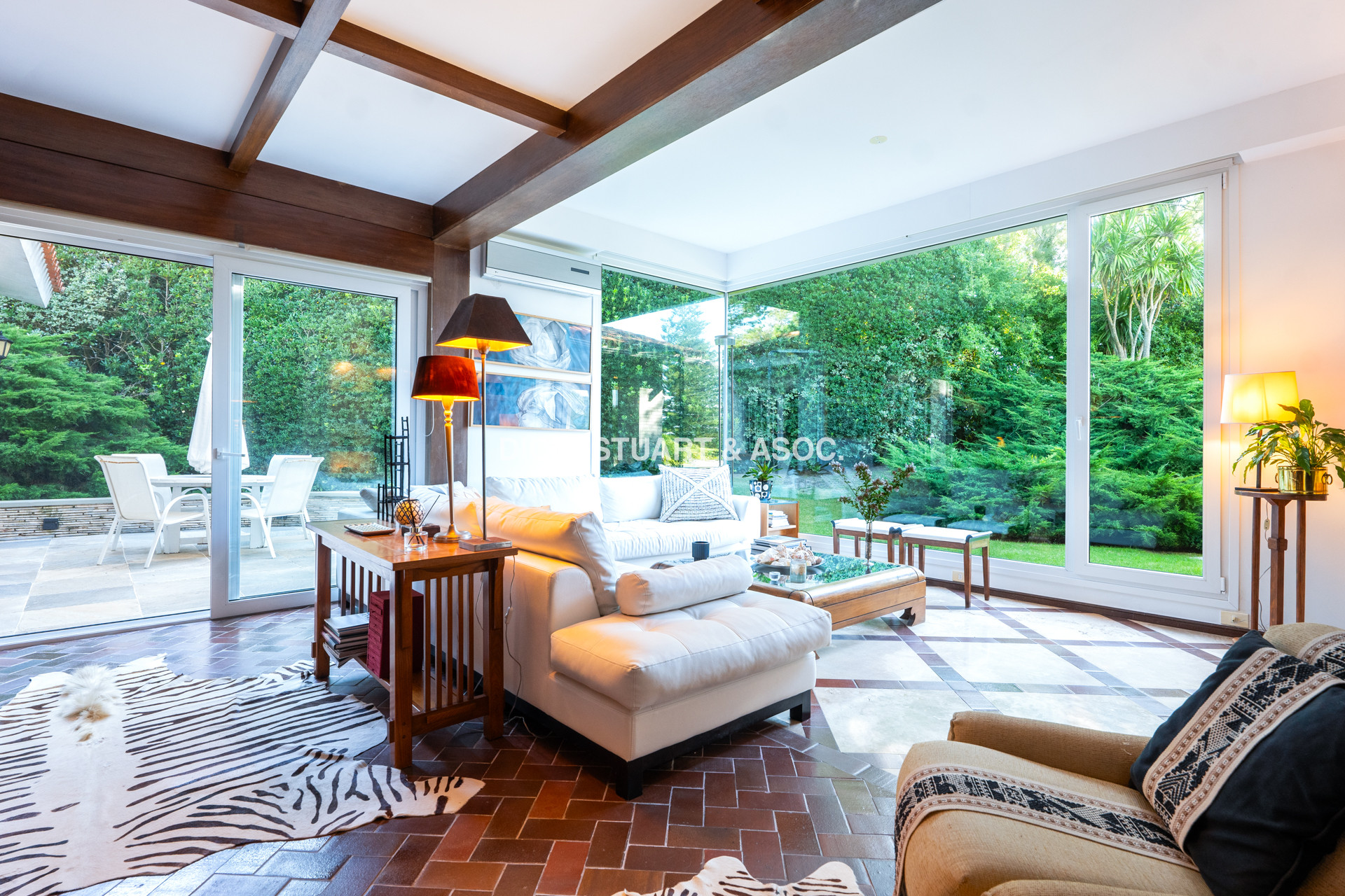 IMPONENTE CASA EN PLAYA BRAVA - ELEGANCIA Y CONFORT